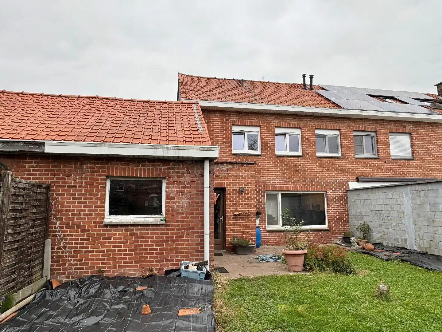 Stevige woning te koop met betonstructuur in Kuurne, waarvan het eerste verdiep al volledig gerenoveerd is.  foto 17