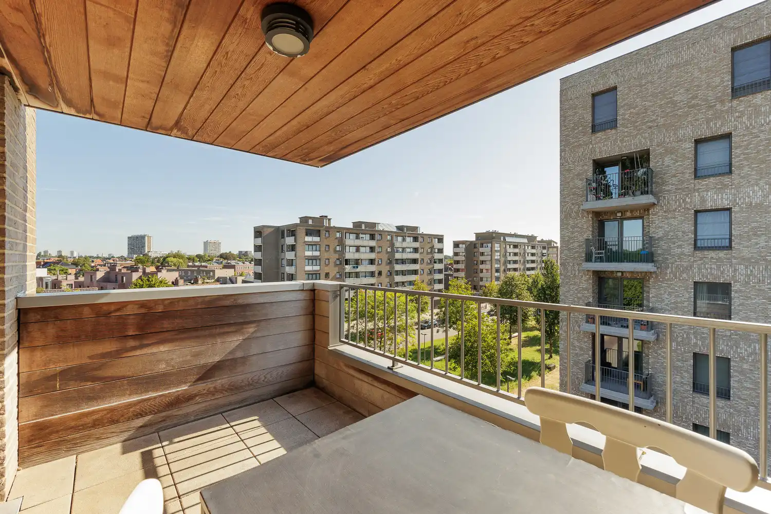 Ruim en lichtrijk 3-slaapkamerappartement (EPC B!) met 2 terrassen met optionele autostaanplaats te Wilrijk foto {{pictureIndex}}