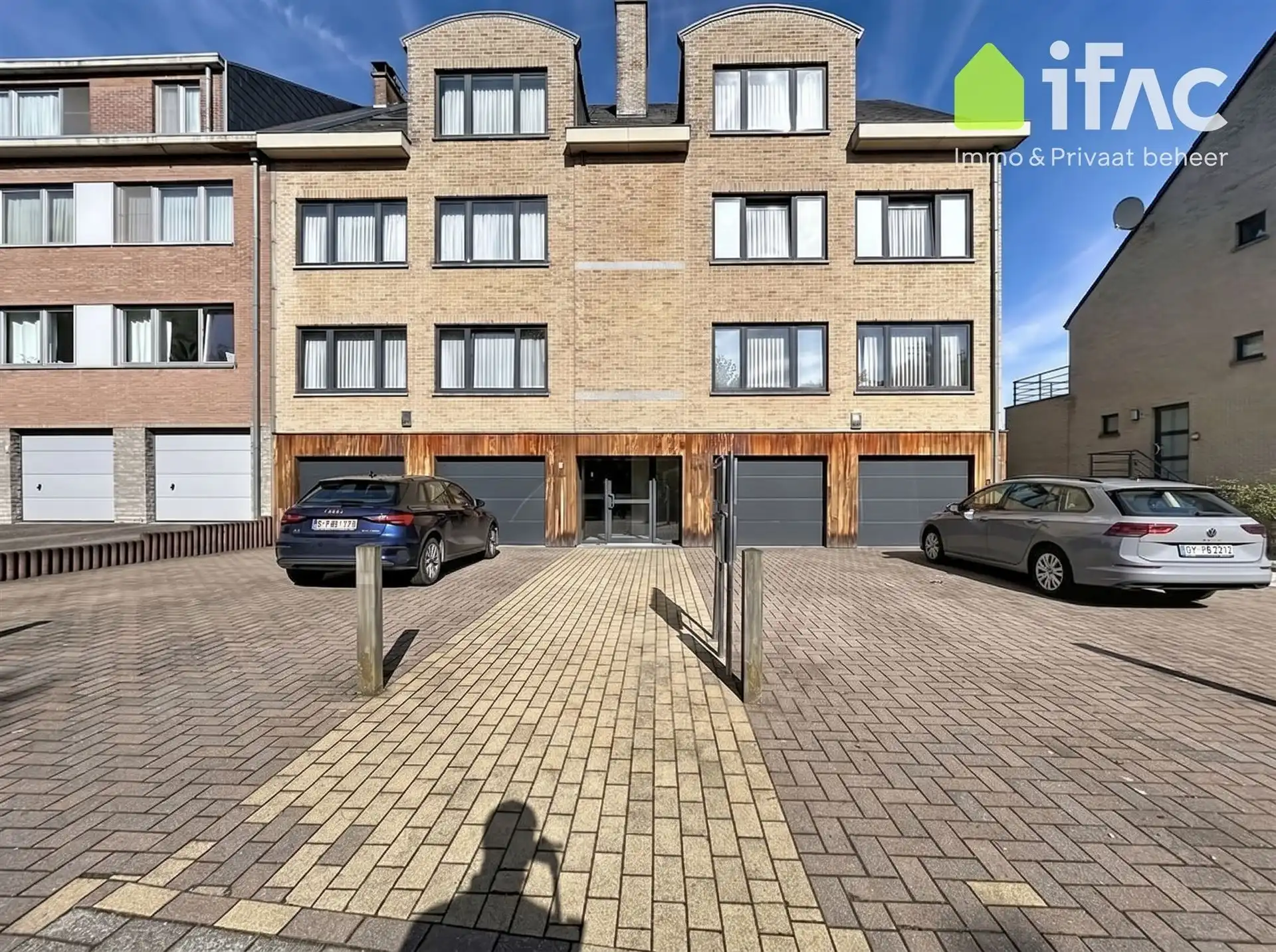 Prachtige duplex met 3 slaapkamers, garage en tuin foto {{pictureIndex}}
