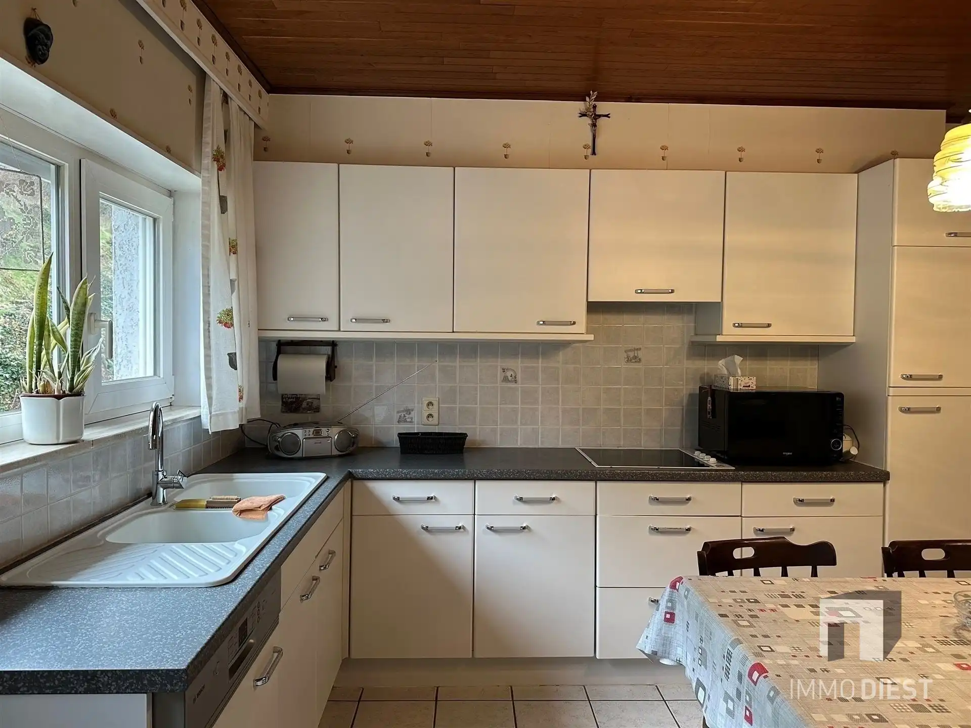 Woning met grote garage en stalling foto 9