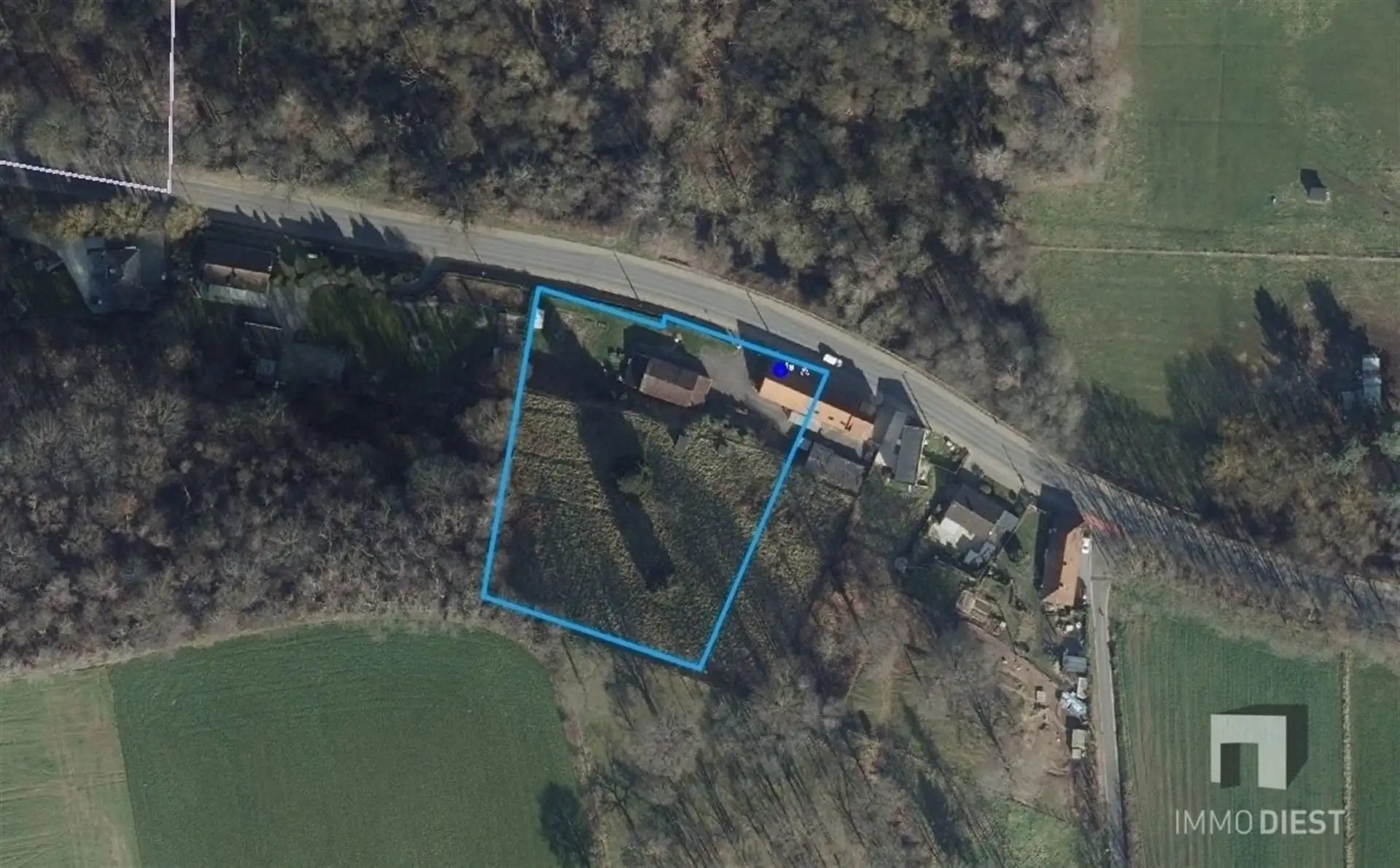 Woning met grote garage en stalling foto 9