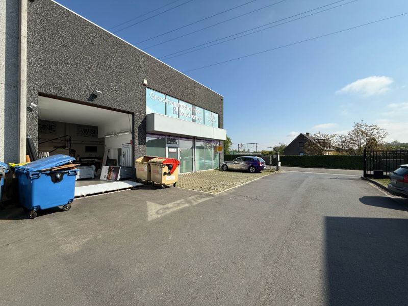 Modern bedrijfsgebouw met magazijn en kantoren foto 17