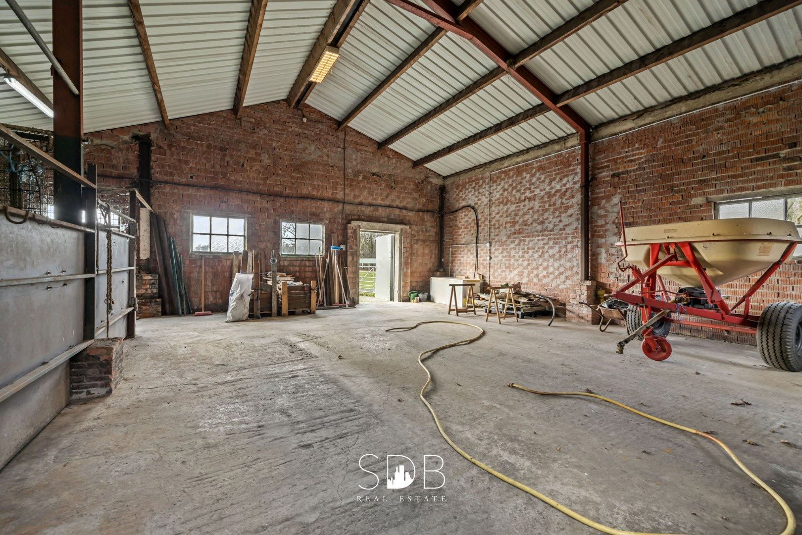 Authentieke hoeve met diverse bijgebouwen en graslanden op 93.155m² foto 36