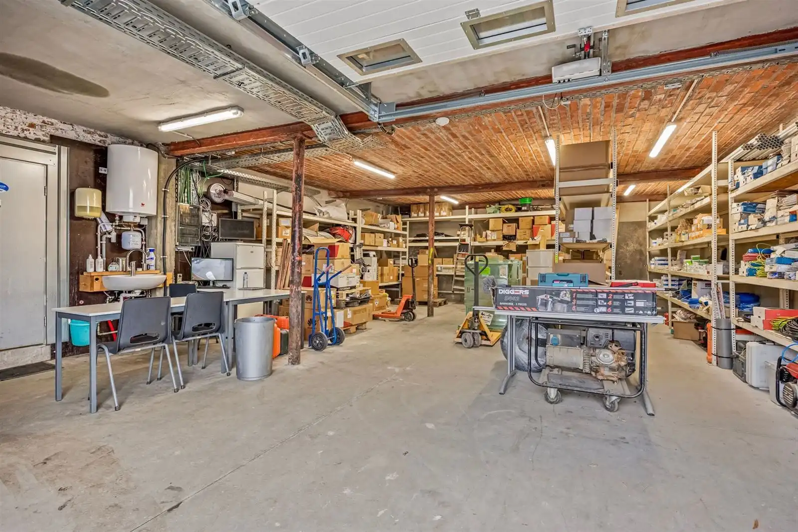 Woning 2 slaapkamers met magazijn en bureel  foto 15