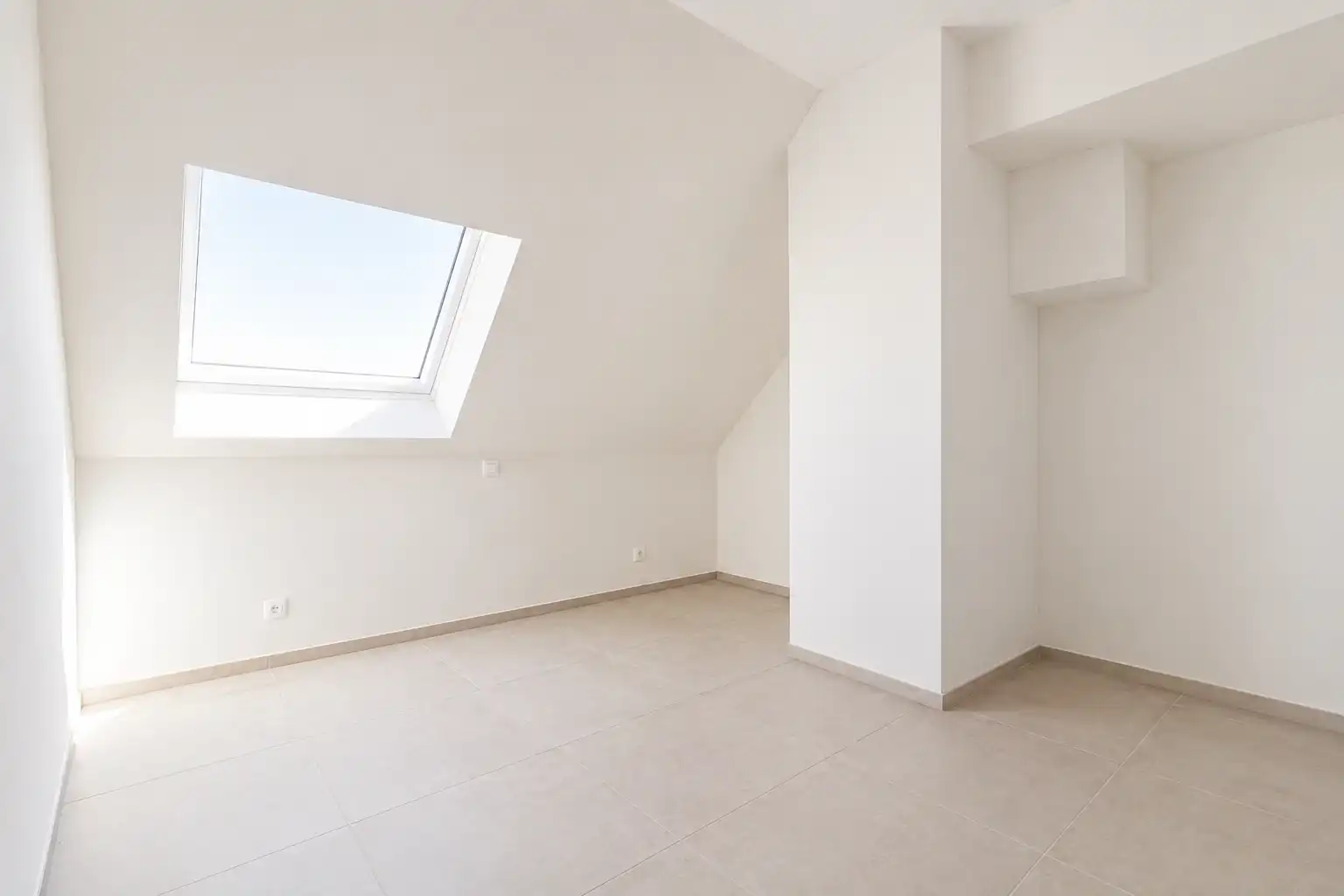 Prachtig 3-slaapkamerappartement met hoogwaardige afwerking, lichtrijke leefruimte en grote terrassen.   foto 4