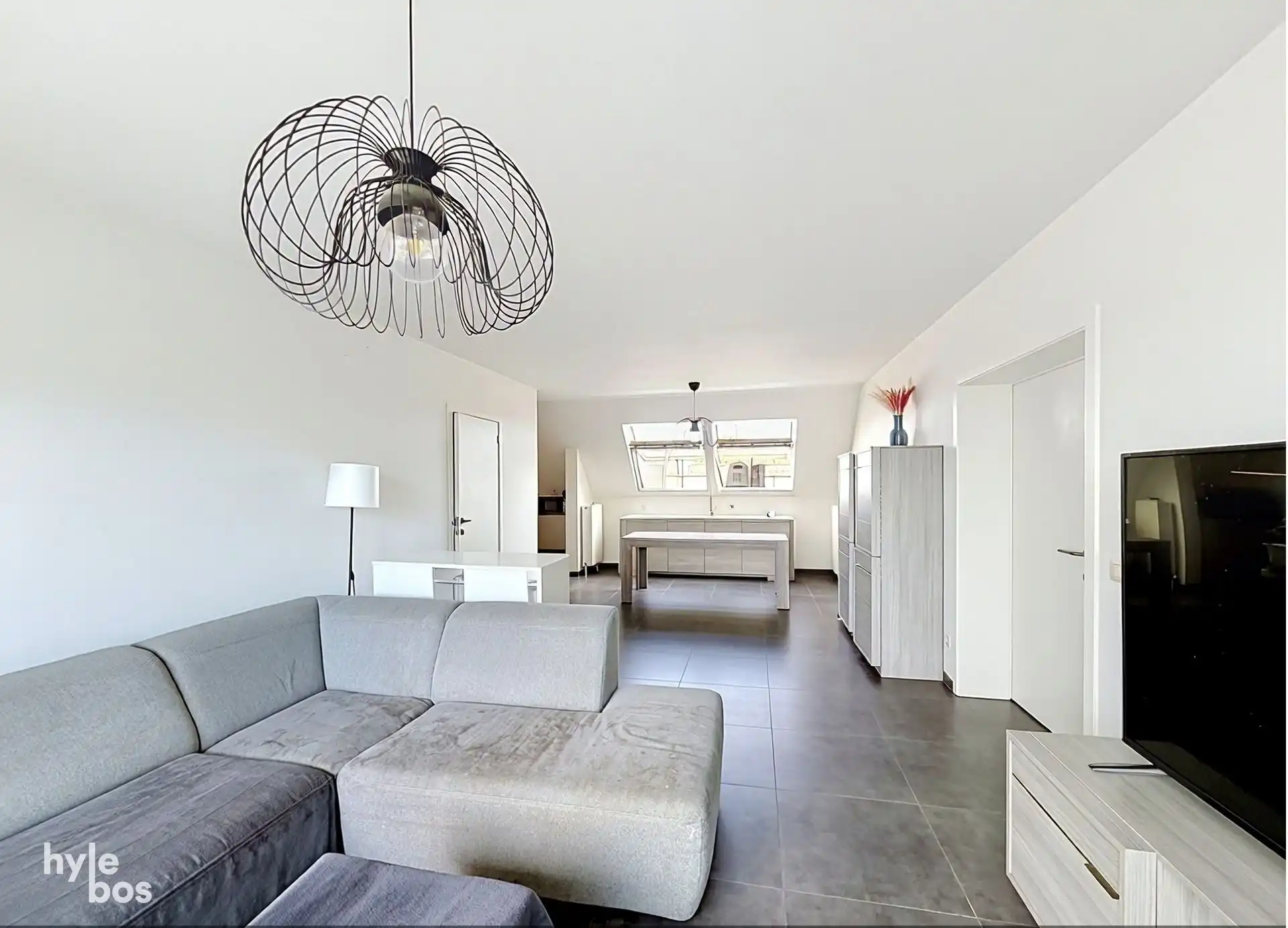 Instapklaar 2 slaapkamer appartement met terras & parking foto 2