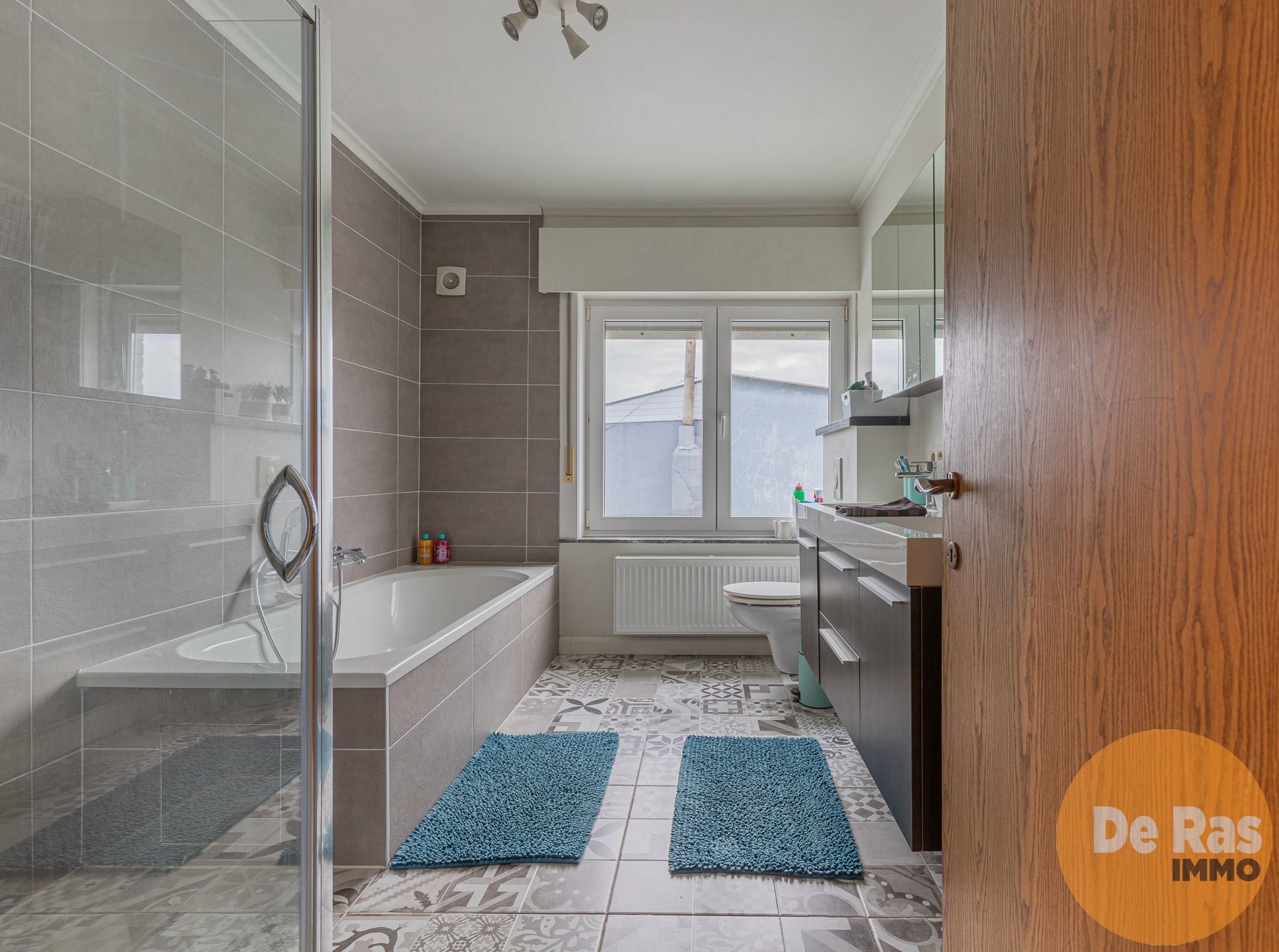 HILLEGEM - Stevige halfopen bebouwing op een rustige locatie foto 11