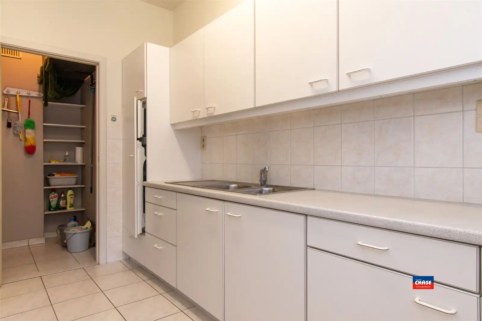 Verzorgd appartement met 2 slaapkamers, koertje en grote garagebox foto 3