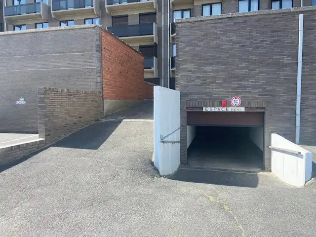 Gesloten garagebox aan de Zeedijk foto 2
