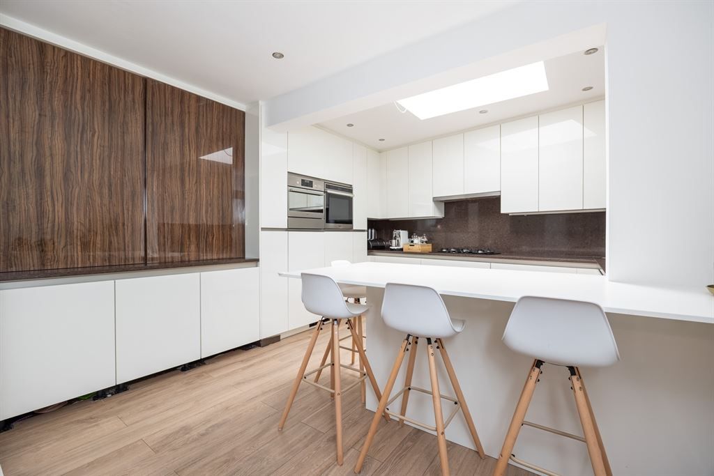 Ruime gerenoveerde woning met alle comfort foto 2