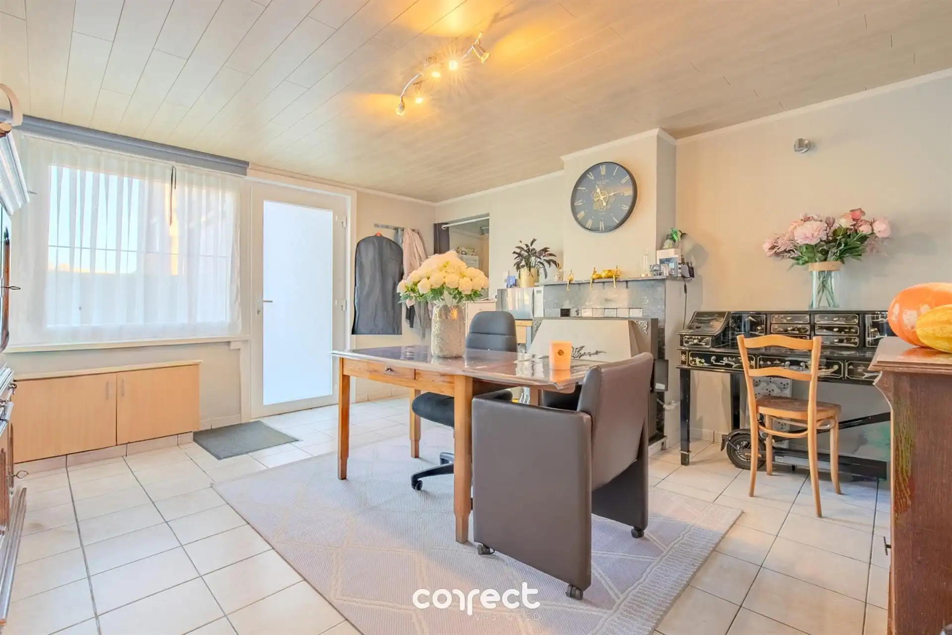 Halfopen bebouwing met ruime oprit, garage, carport en 3 volwaardige slaapkamers. foto 10