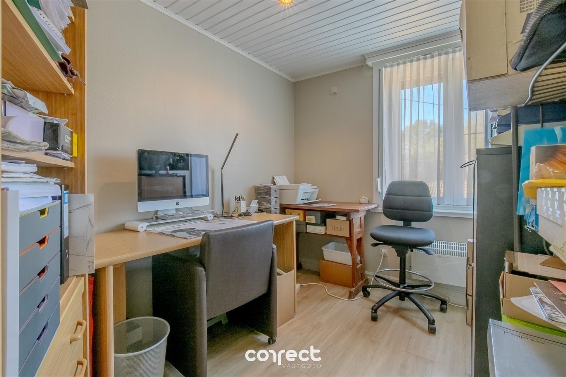 Halfopen bebouwing met ruime oprit, garage, carport en 3 volwaardige slaapkamers. foto 10