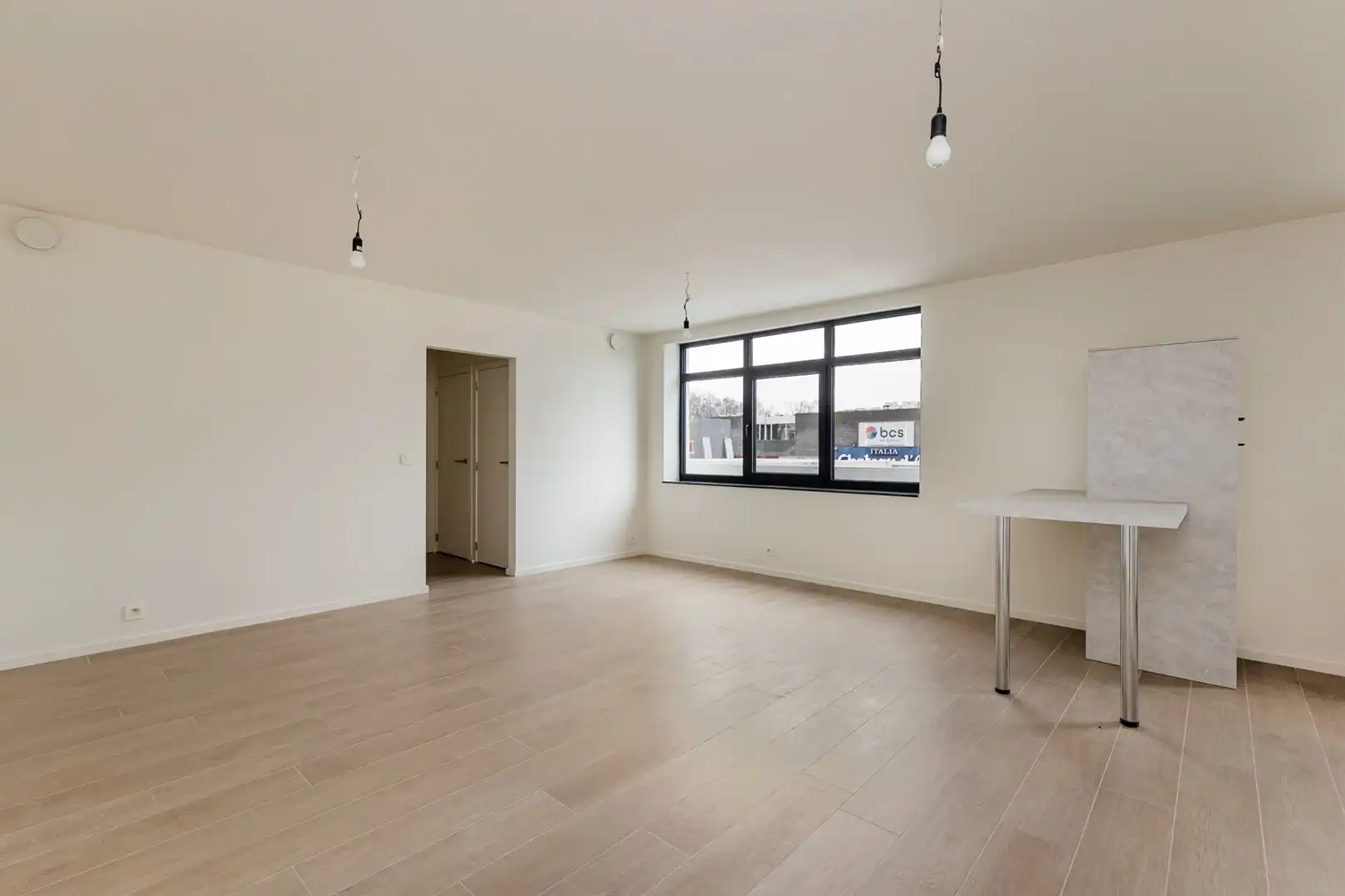 Gerenoveerd en instapklaar appartement met 2 slaapkamers foto 2