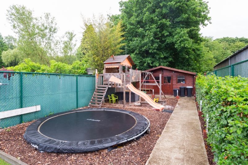 Prachtige instapklare woning met zee van ruimte, ruime tuin!!! foto 35