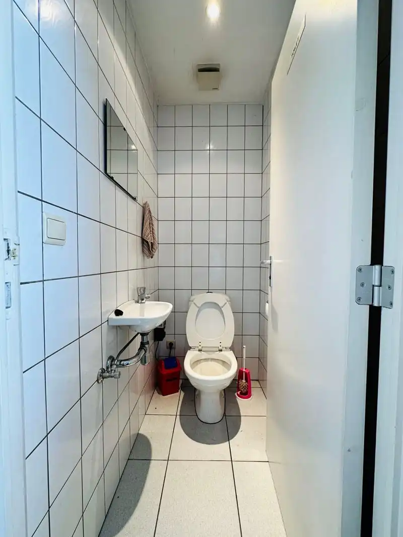 Ruim magazijn met kantoren met veel potentieel te Kuringen foto 8