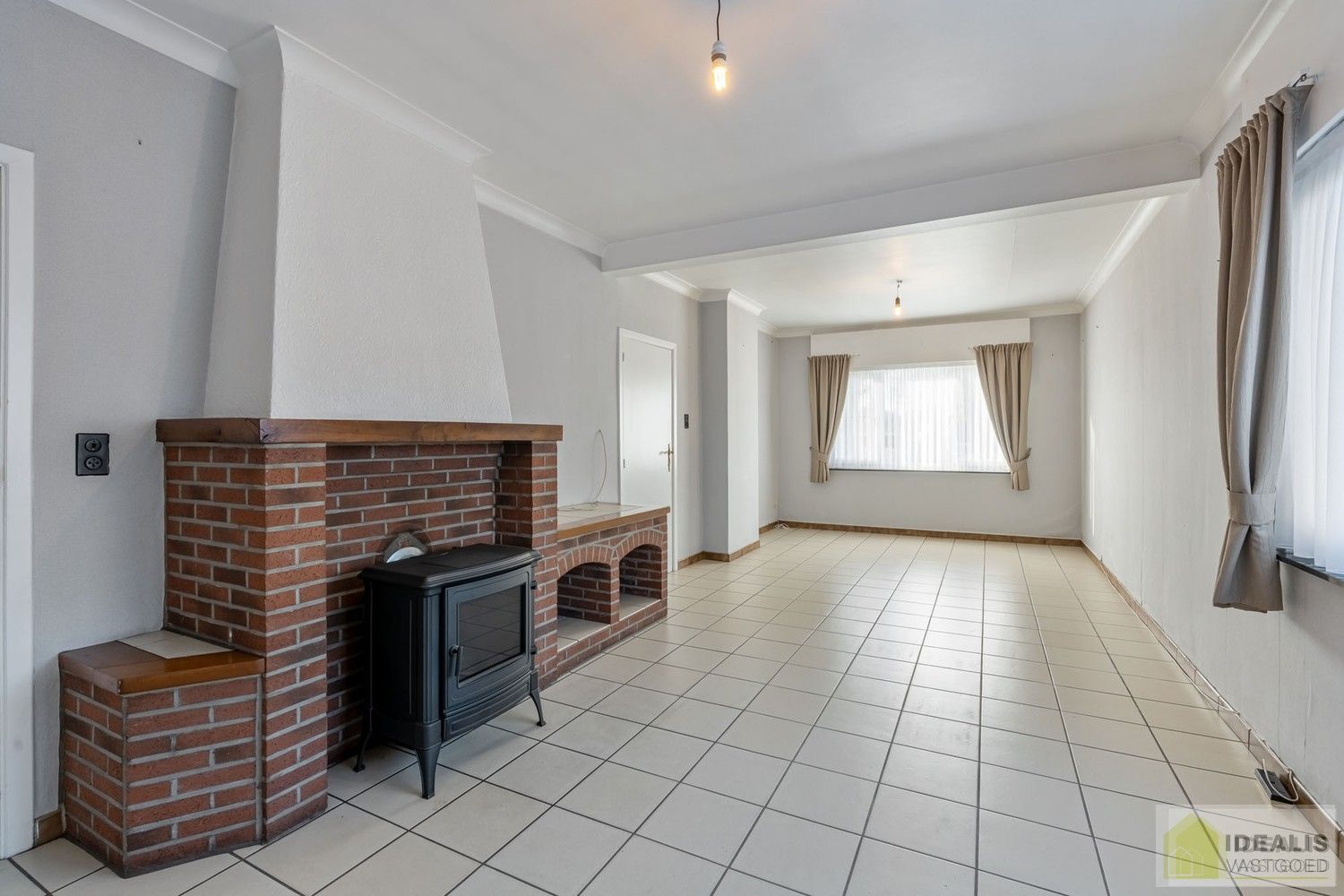 TE RENOVEREN WONING NABIJ HET CENTRUM VAN WIJCHMAAL, PEER OP EEN PERCEEL VAN  MAAR LIEFST 12A 5CA – DE WONING OMVAT EEN OPEN LEEFRUIMTE MET VEEL LICHTINVAL, KEUKEN MET AANSLUITEND EETKAMER, 3 SLAAPKAMERS, BADKAMER, VERANDA EN TWEE RUIME OPSLAGRUIMTES/WERKPLAATSEN – Een praktisch ingedeelde woning op een ruim perceel nabij het centrum van Peer! Dé perfecte zet voor zij die op zoek zijn naar een te renoveren woning met veel mogelijkheden op een rustige locatie in Wijchmaal, Peer! foto 4