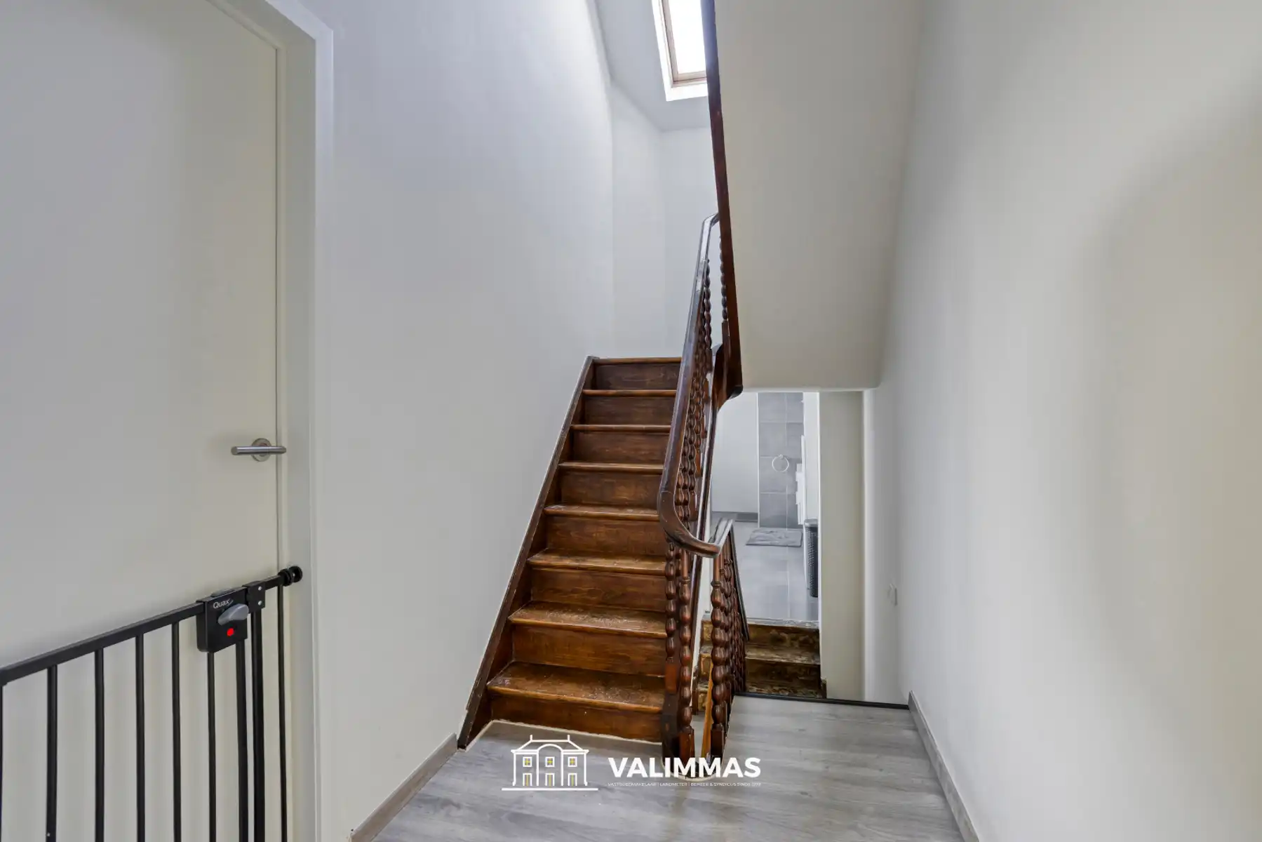 Totaal gerenoveerde woning met parking en mooie tuin... foto 15