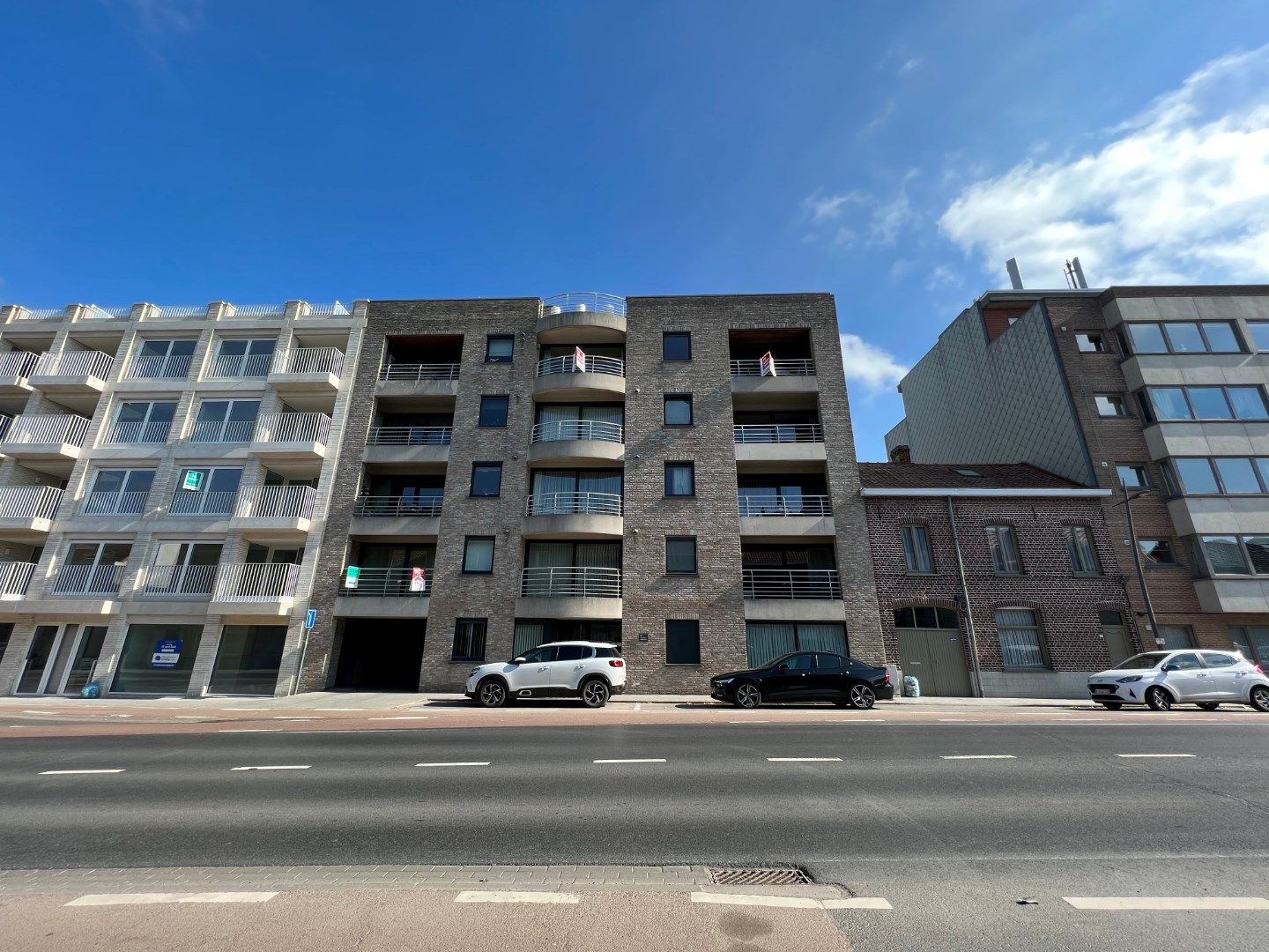 Ruim en lichtrijk appartement met 2 slpks en 2 garages. foto 3