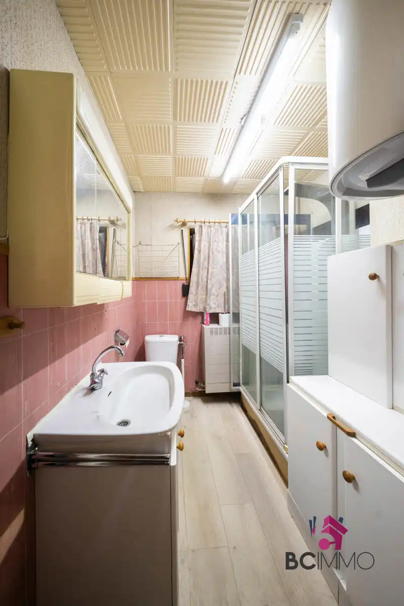 Ruime, tijdloze gezinswoning met 4 slaapkamers, grote tuin en garage en centraal gelegen in Genk foto 8