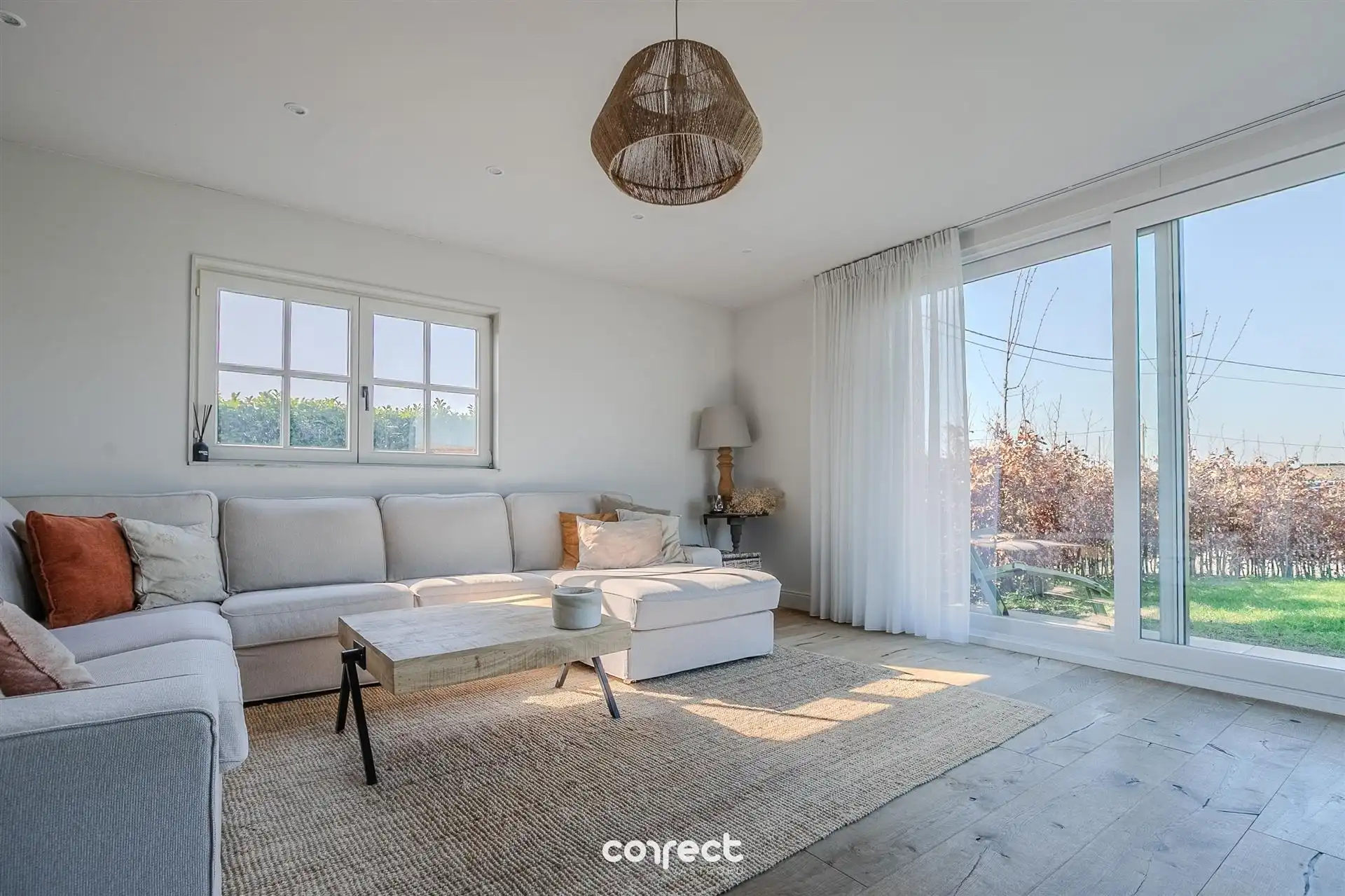 Smaakvolle, volledig gerenoveerde open bebouwing op rustige ligging. foto 3