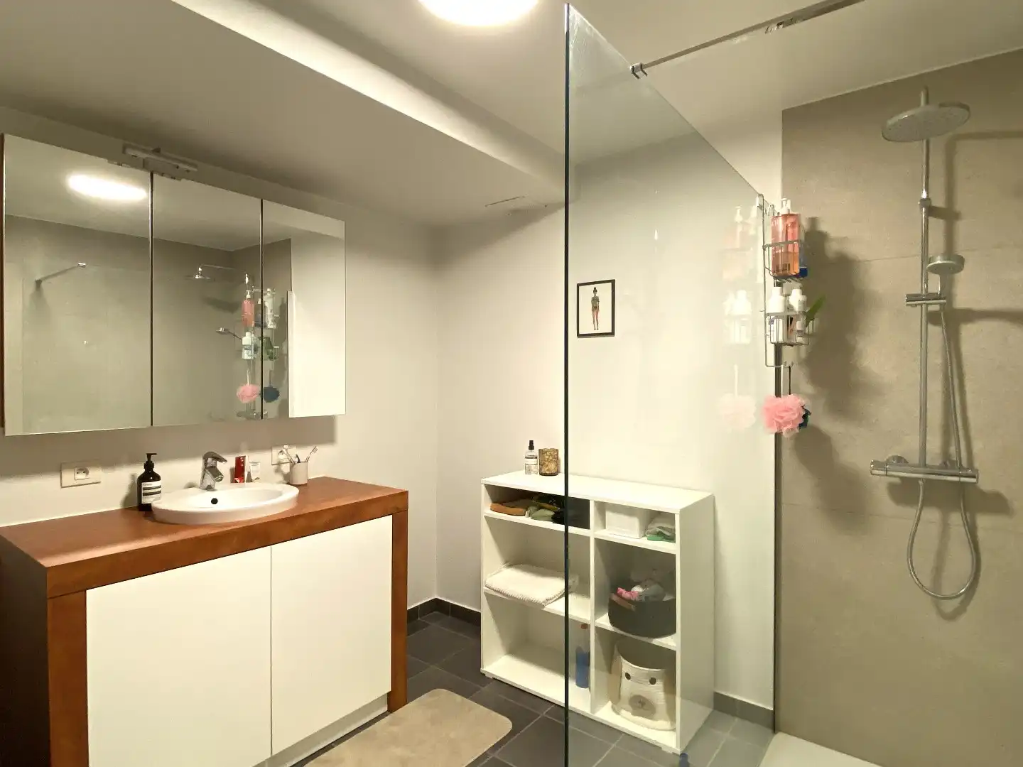 GEZELLIGE INSTAPKLARE RIJWONING MET 3 SLAAPKAMERS | TERRAS EN AUTOSTAANPLAATS foto 9