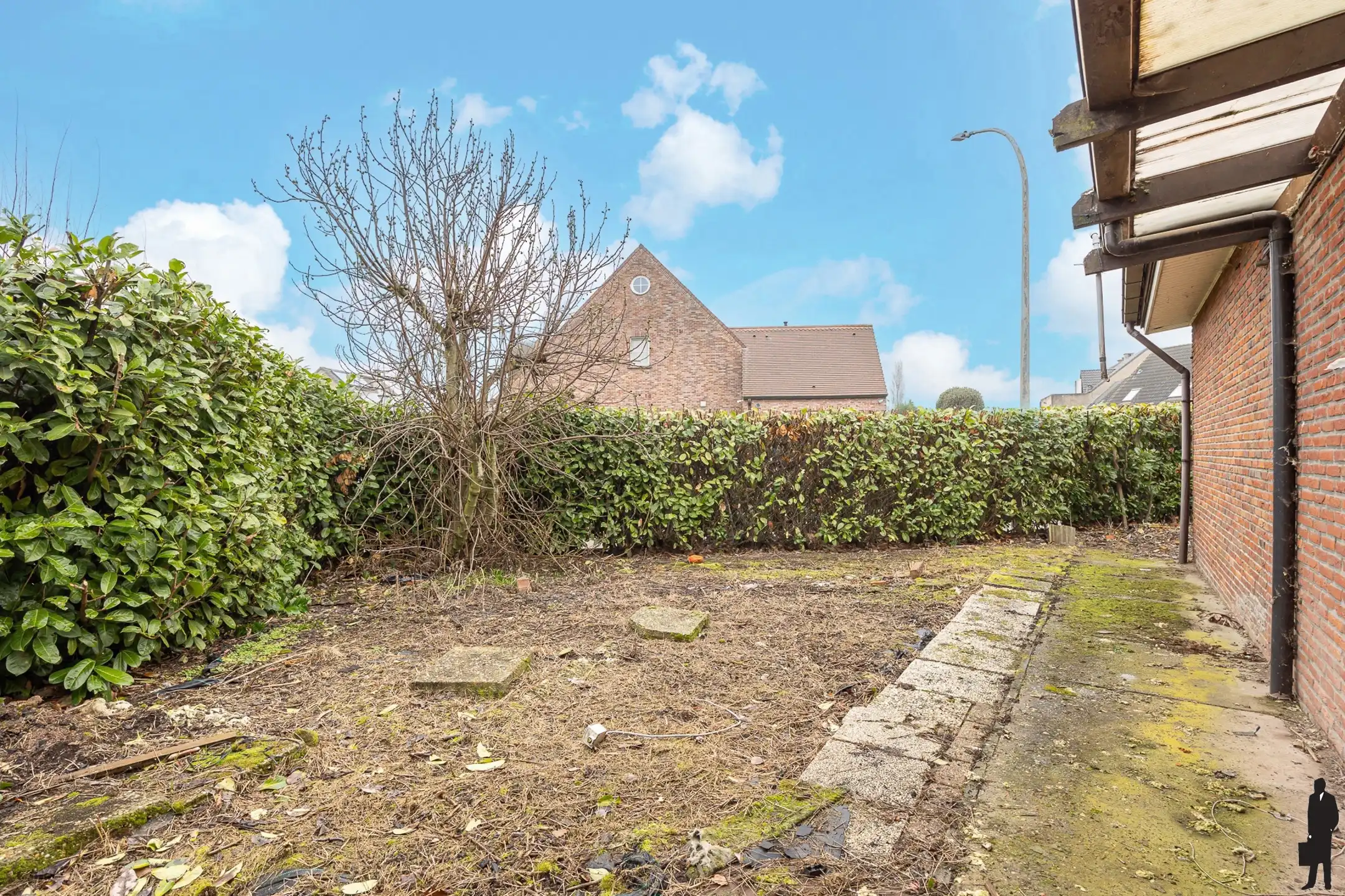 Vergund renovatieproject met veel potentieel op topligging foto 14