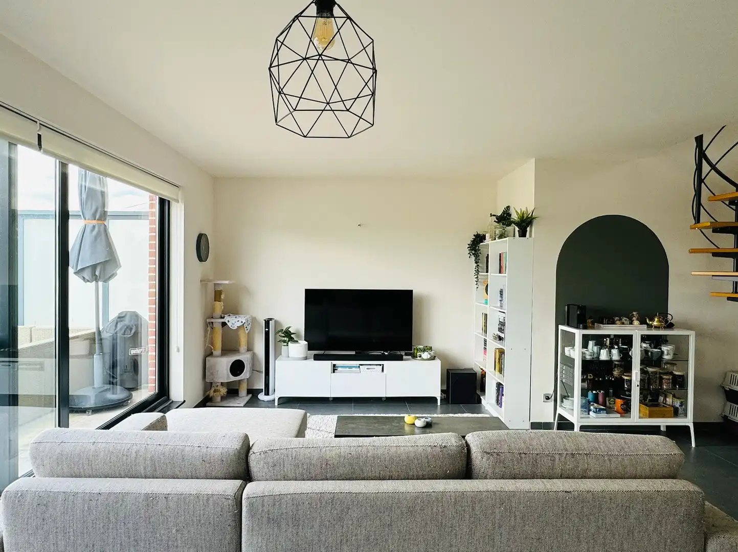 Ruim duplex appartement met terras en plaats voor 2 wagens. foto 4
