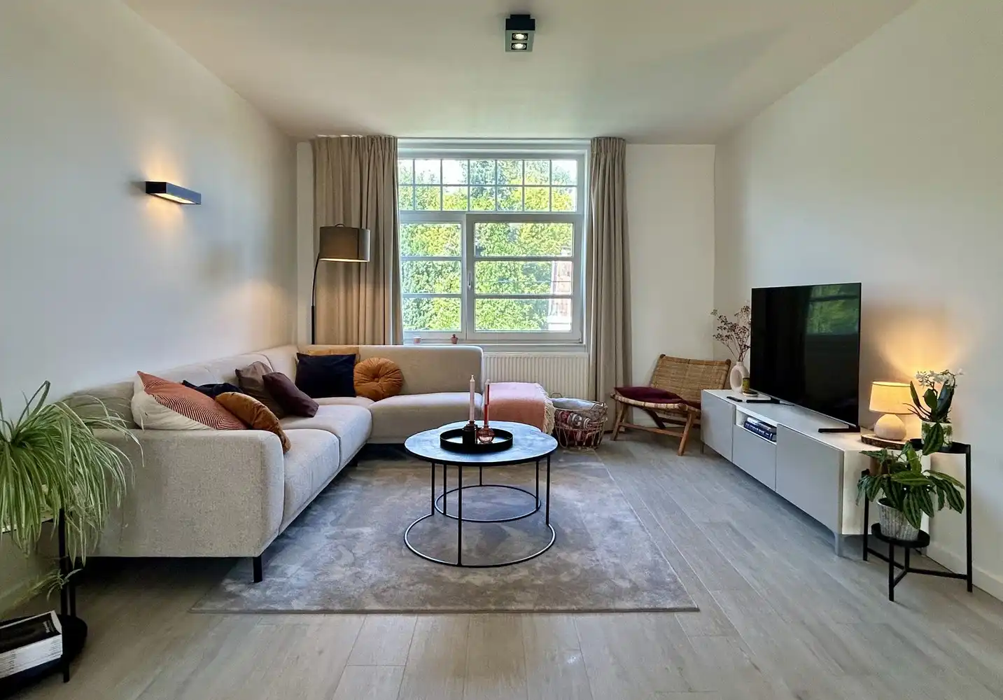 Lichtrijk en volledig instapklaar 2-slaapkamerappartement op topligging in Heverlee foto {{pictureIndex}}