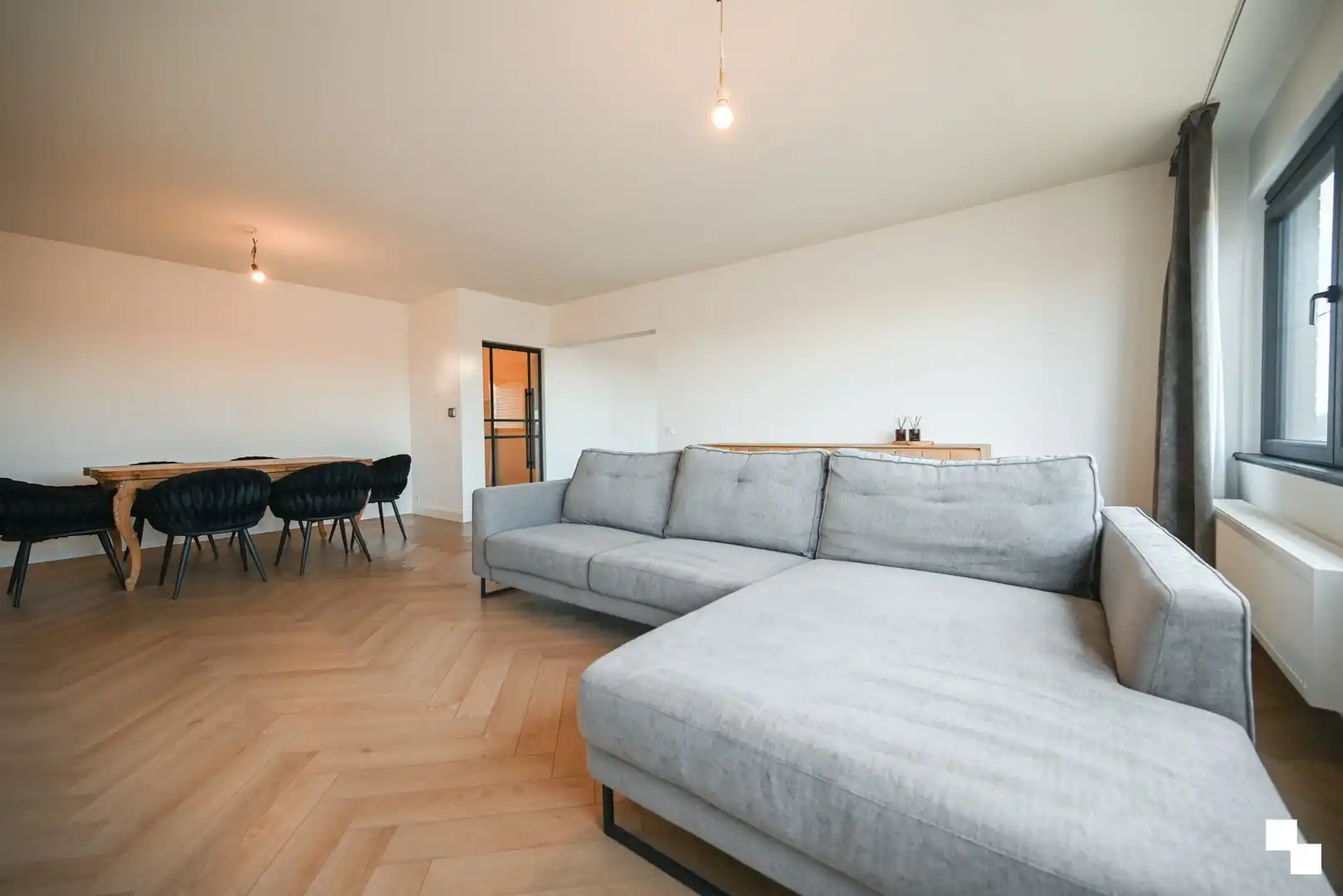 Volledig gerenoveerd appartement met drie slaapkamers te centrum Izegem foto 16