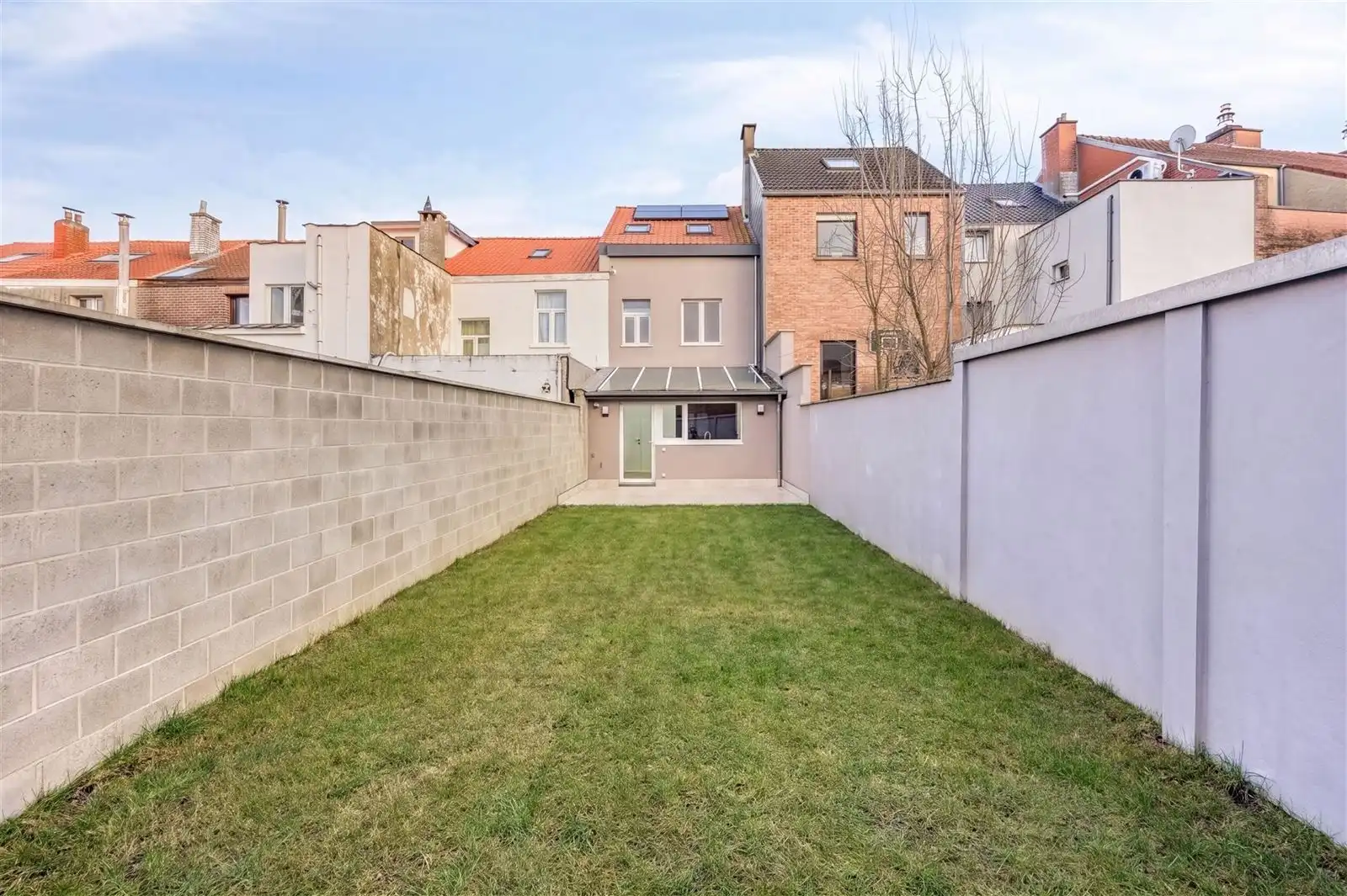 Gerenoveerde woning met 4 slaapkamers en tuin foto {{pictureIndex}}
