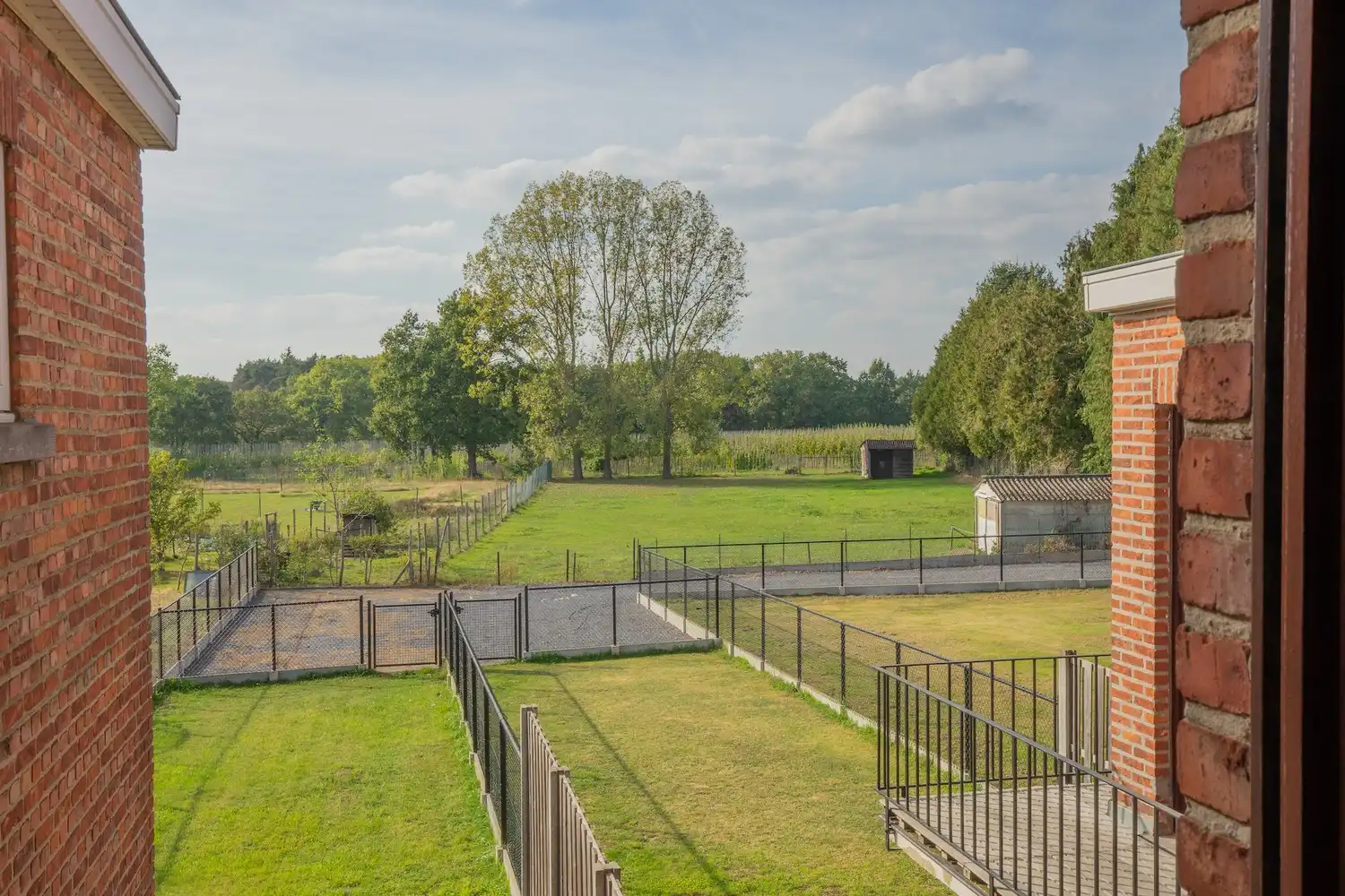 Gerenoveerde halfopen bebouwing met 3 slaapkamers, tuin en 2 autostaanplaatsen! foto 3