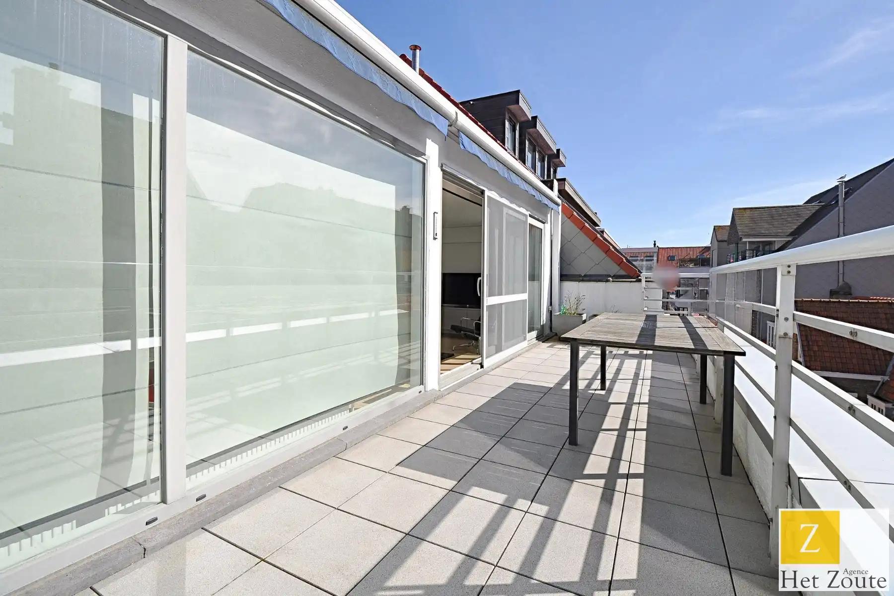 Instapklaar penthouse met terras en zijdelings zeezicht foto {{pictureIndex}}