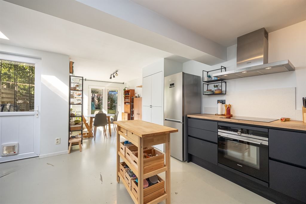 Leuke starterwoning met carport foto 3