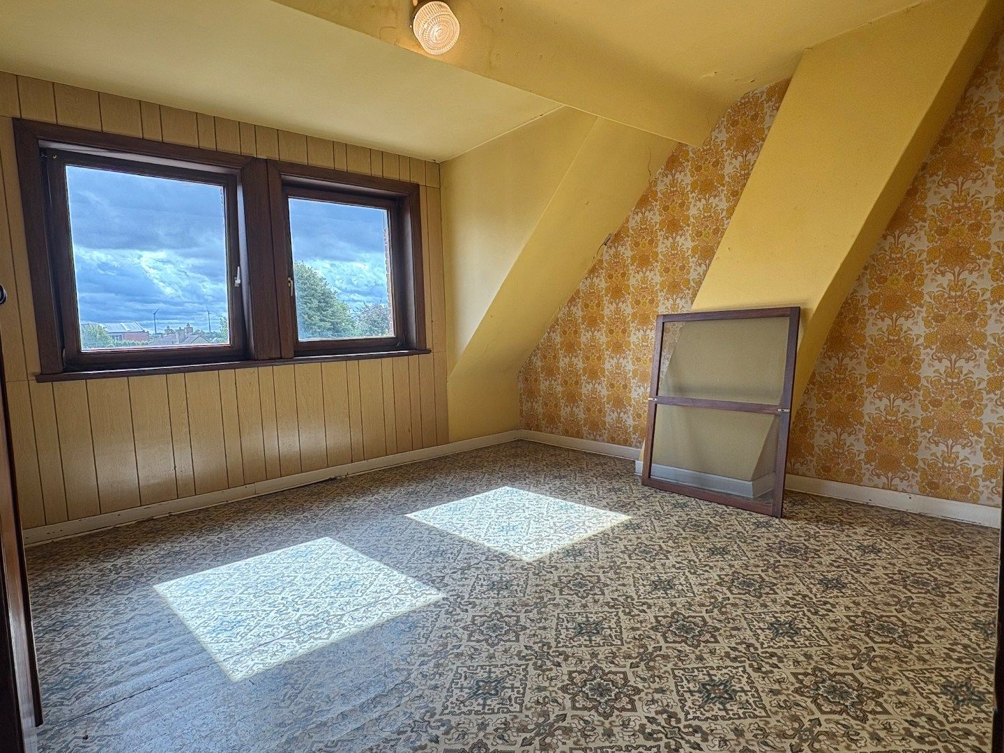Te renoveren woning met 4 slaapkamers, tuin, uitweg en garage te koop in Harelbeke foto 8