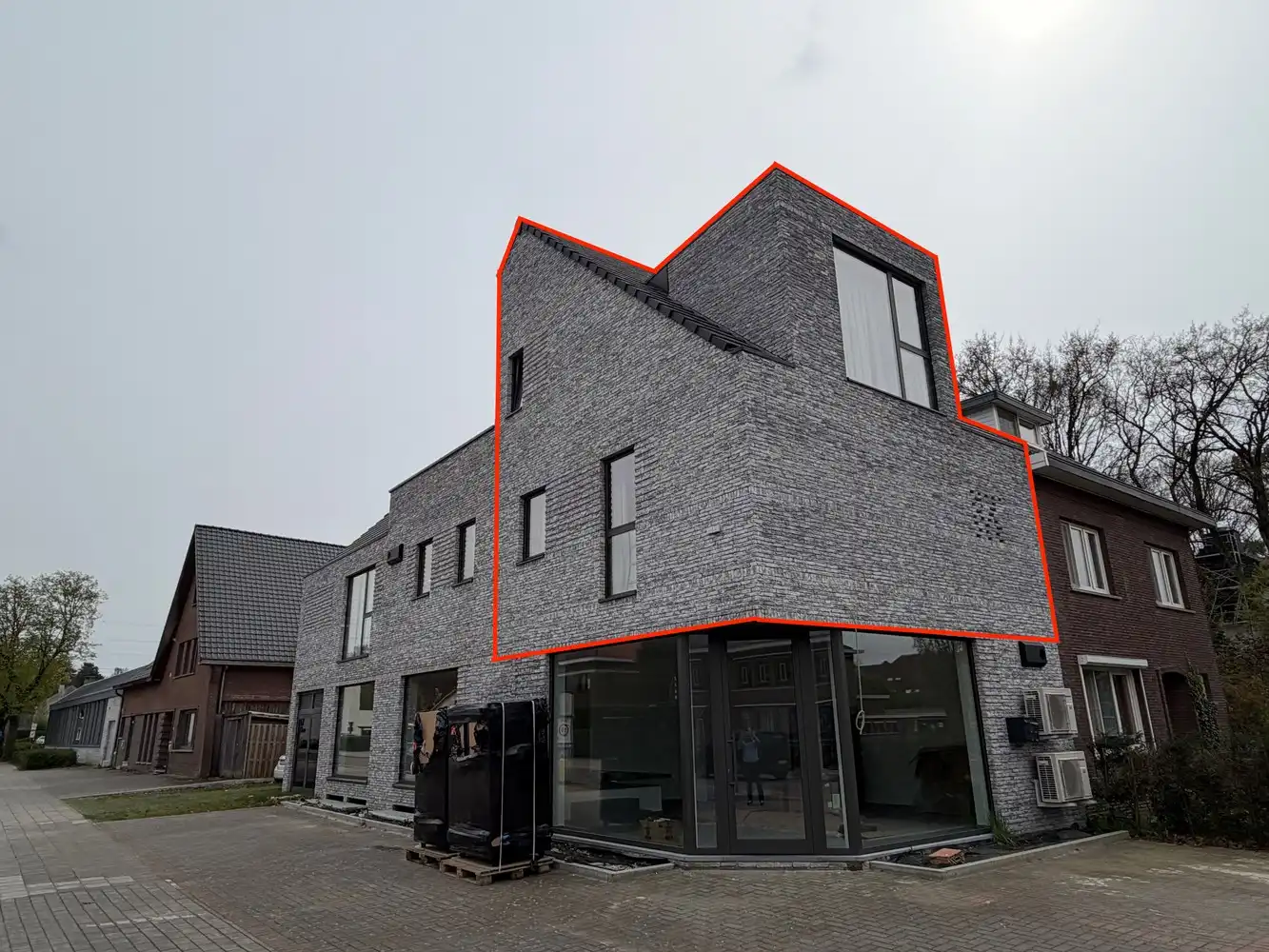 Genk, Weg Naar As 220 bus 12:  Nieuwbouw duplexappartement met 2 slaapkamers, terras, fietsenstalling en een autostaanplaats. foto {{pictureIndex}}