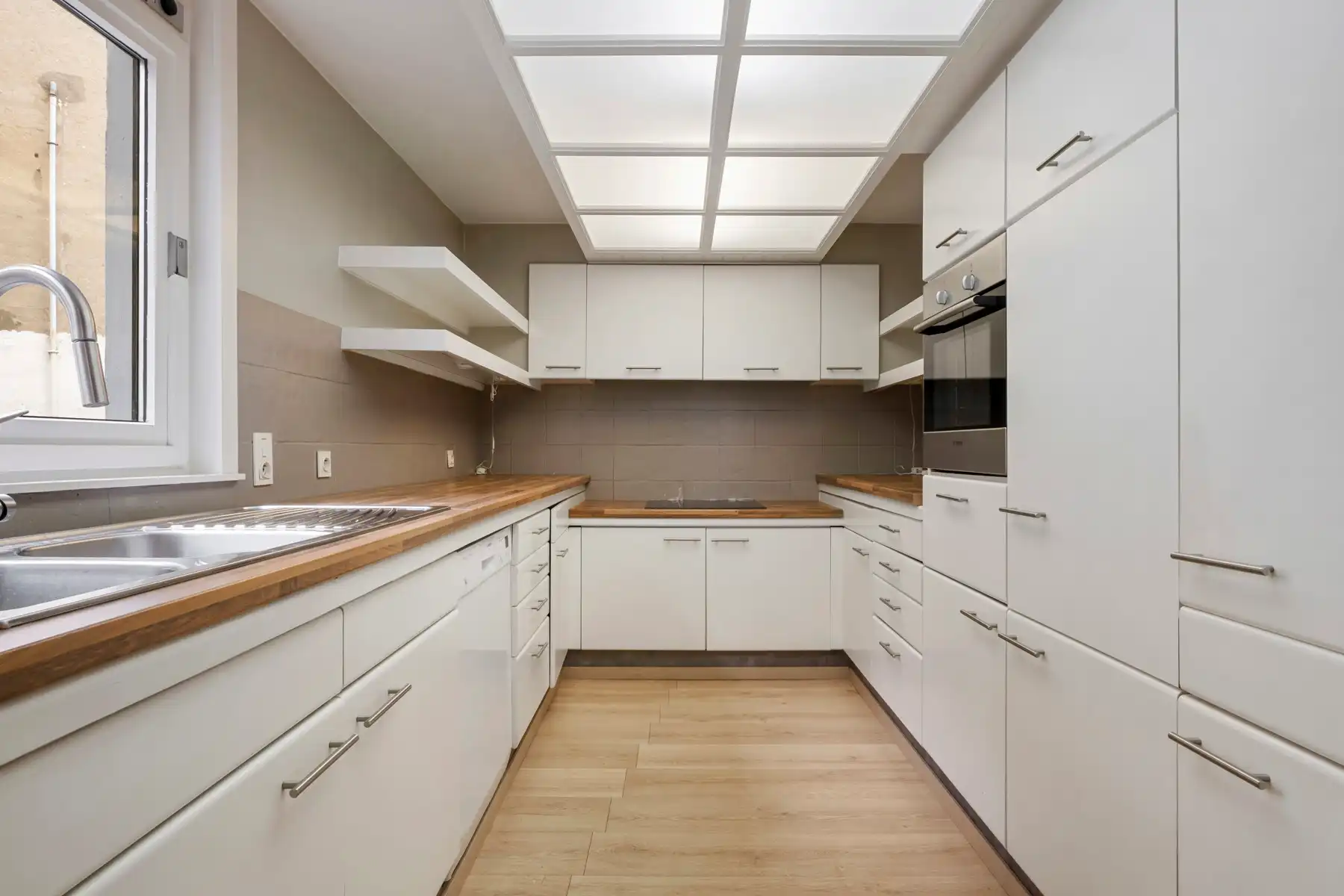 Ruim gerenoveerd herenhuis in Oostende. foto 5