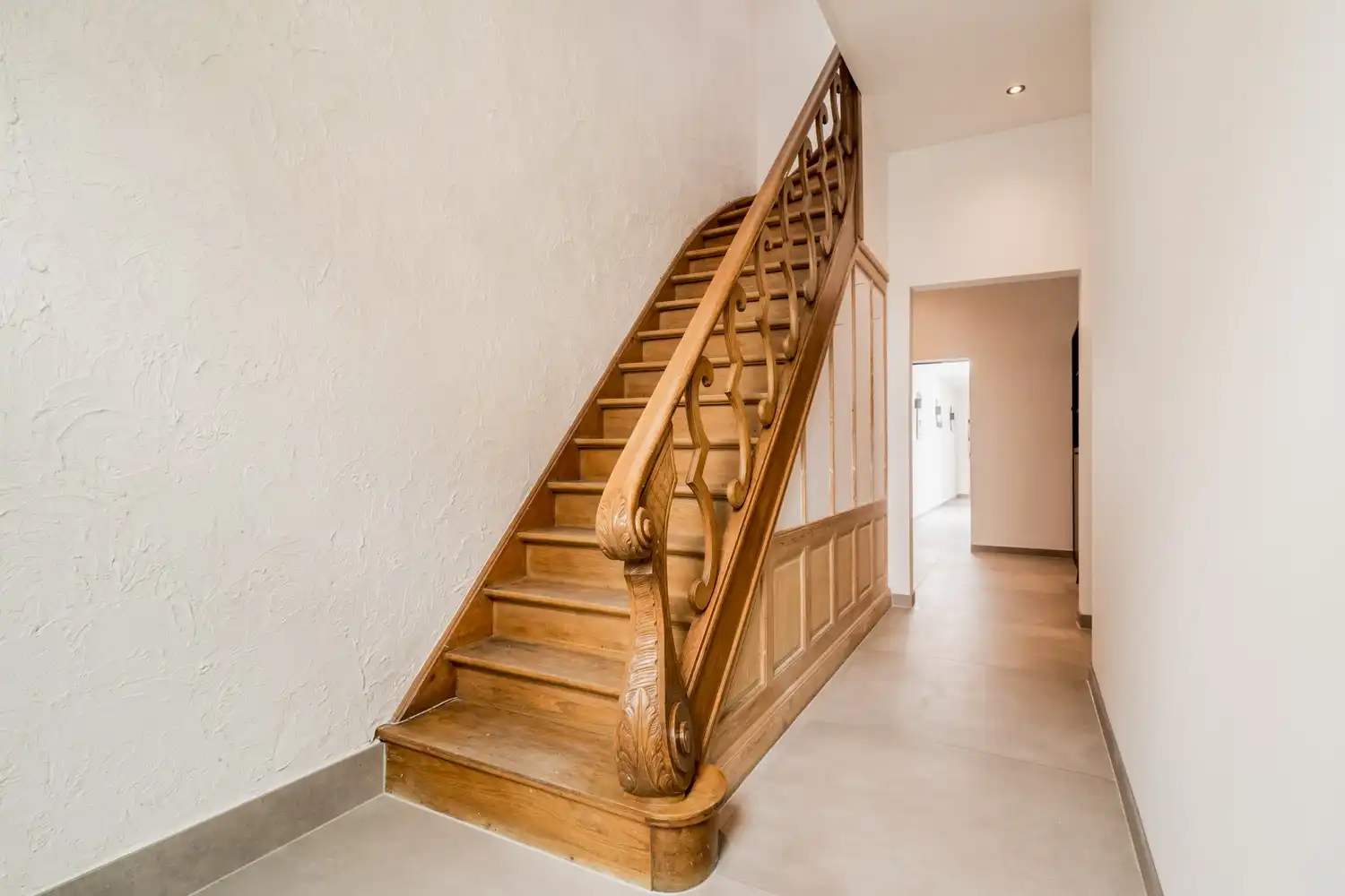 Ruime gerenoveerde woning met 4 slaapkamers en prachtige tuin foto 14