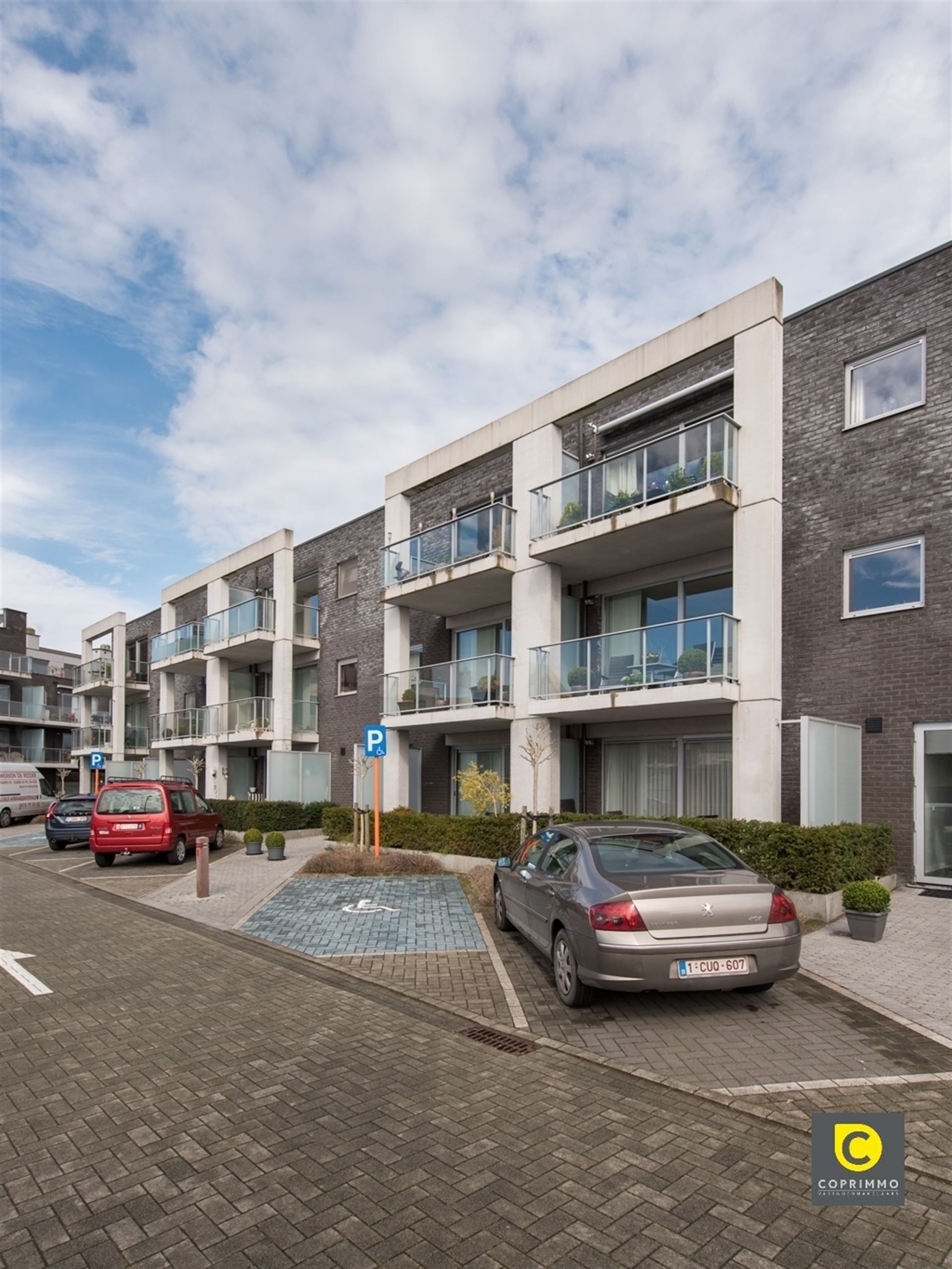 Twee achterliggend P foto 2