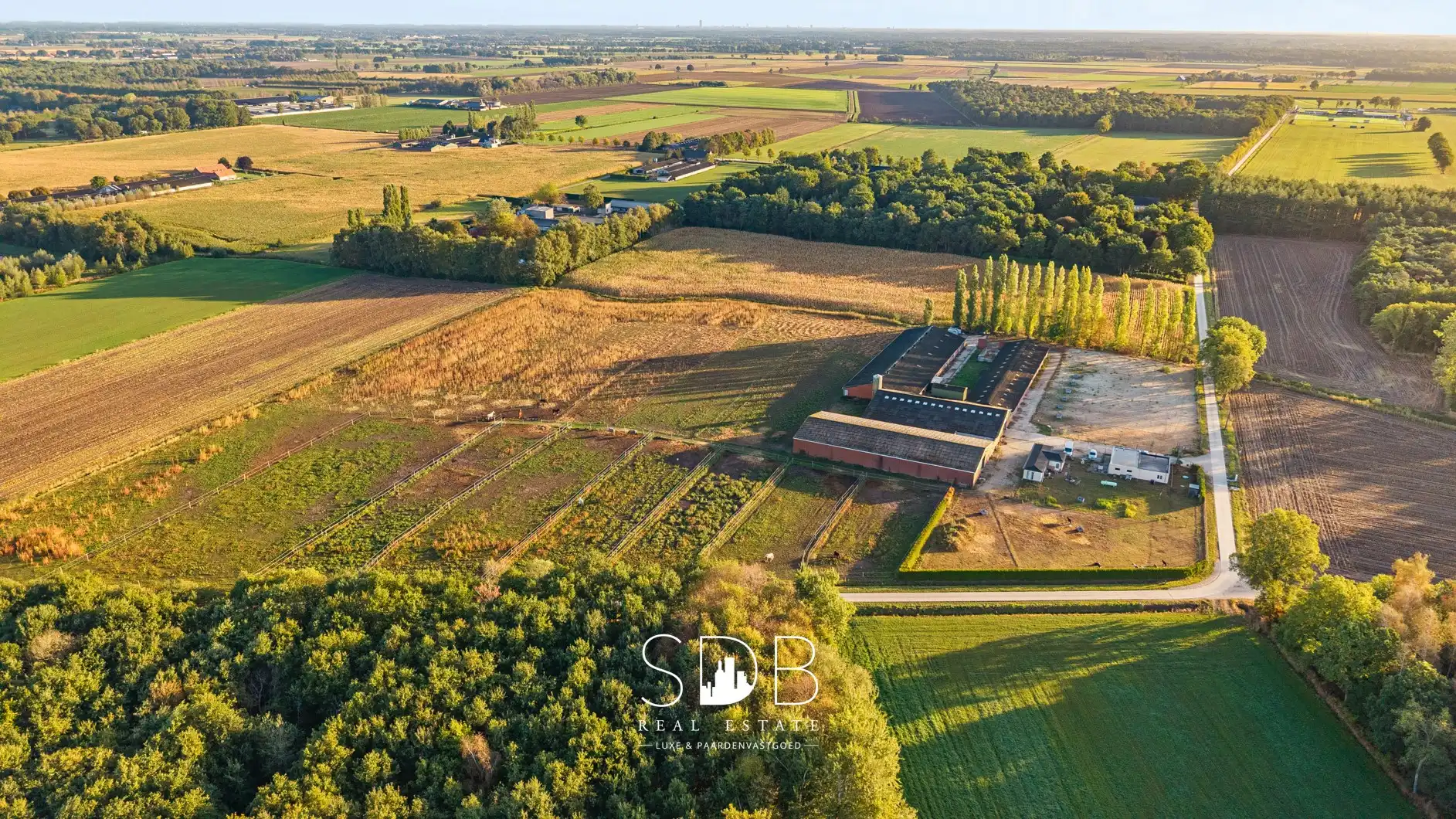 Boerderij met paardenfaciliteiten en graslanden op 14.490m² foto 2
