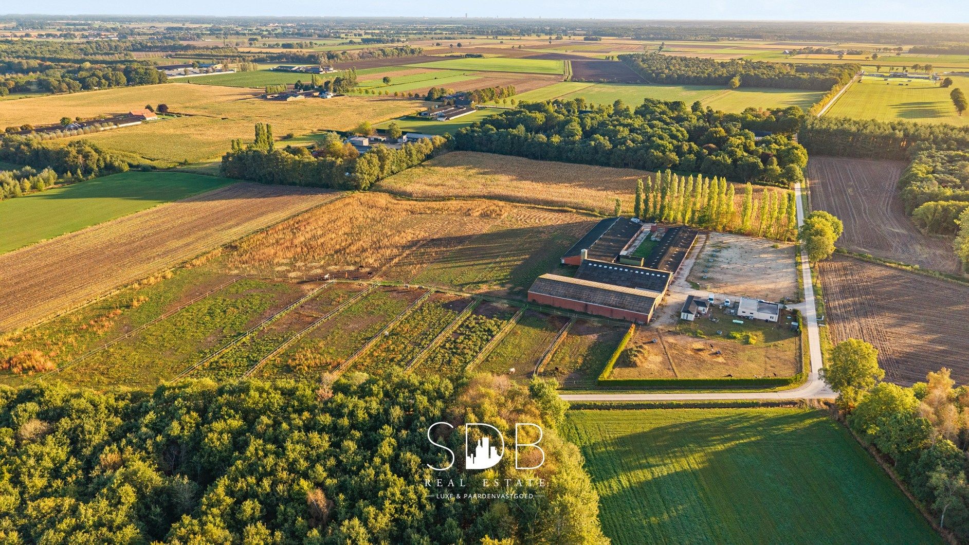Boerderij met paardenfaciliteiten en graslanden op 14.490m² foto 2