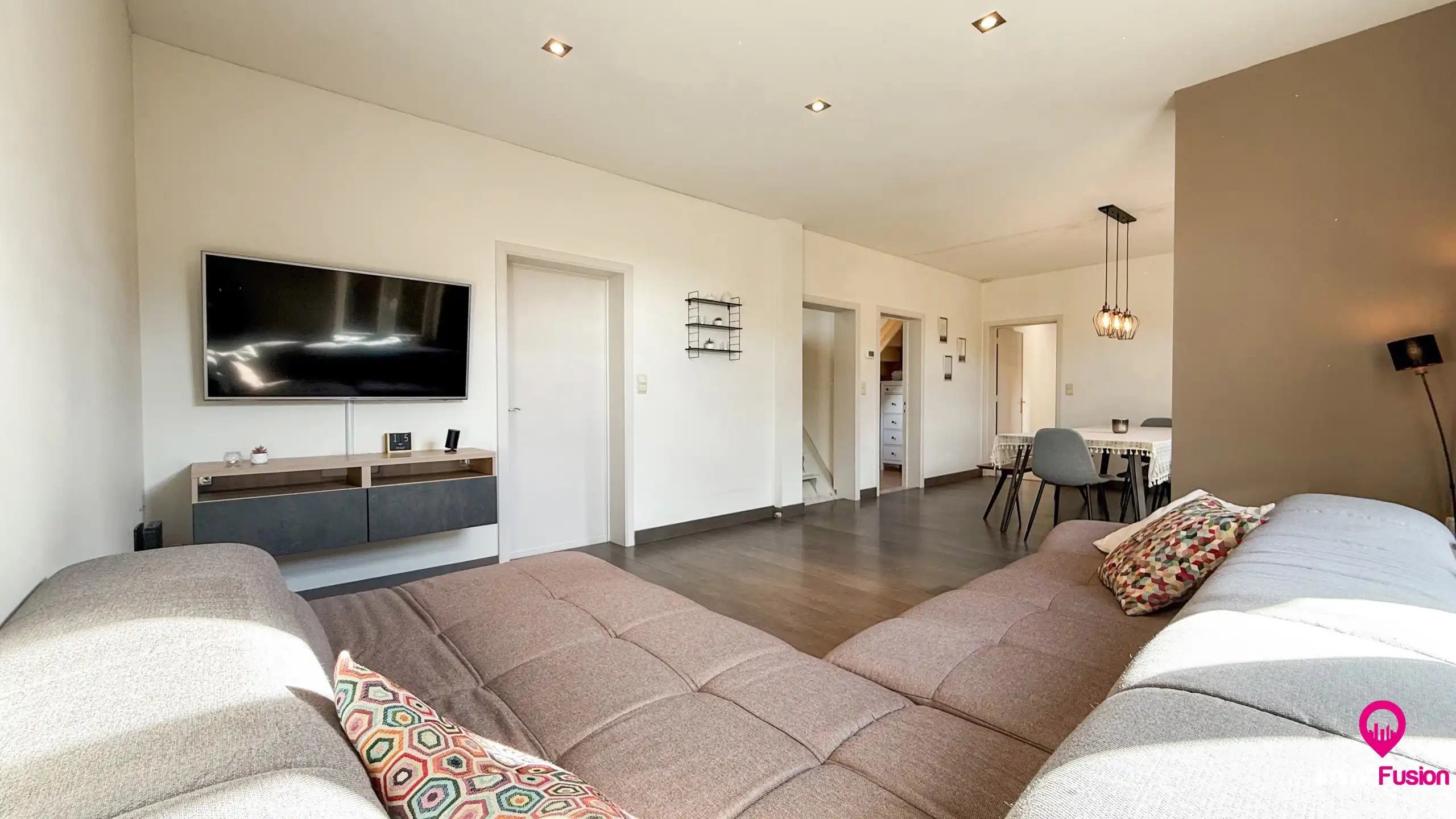 Charmante woning met 5 slaapkamers op een ruim perceel! foto 3