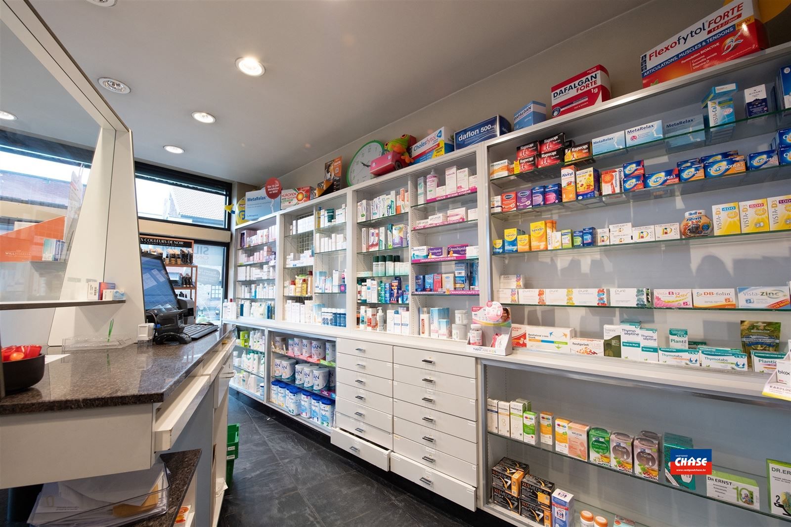 Handelshuis met groot appartement, garage en tuin foto 10