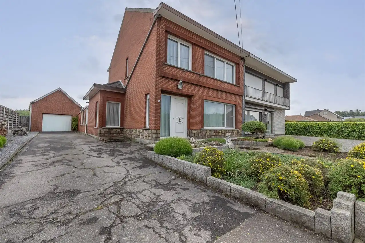 Woning met 3 slaapkamers, veranda en ruime tuin foto 2