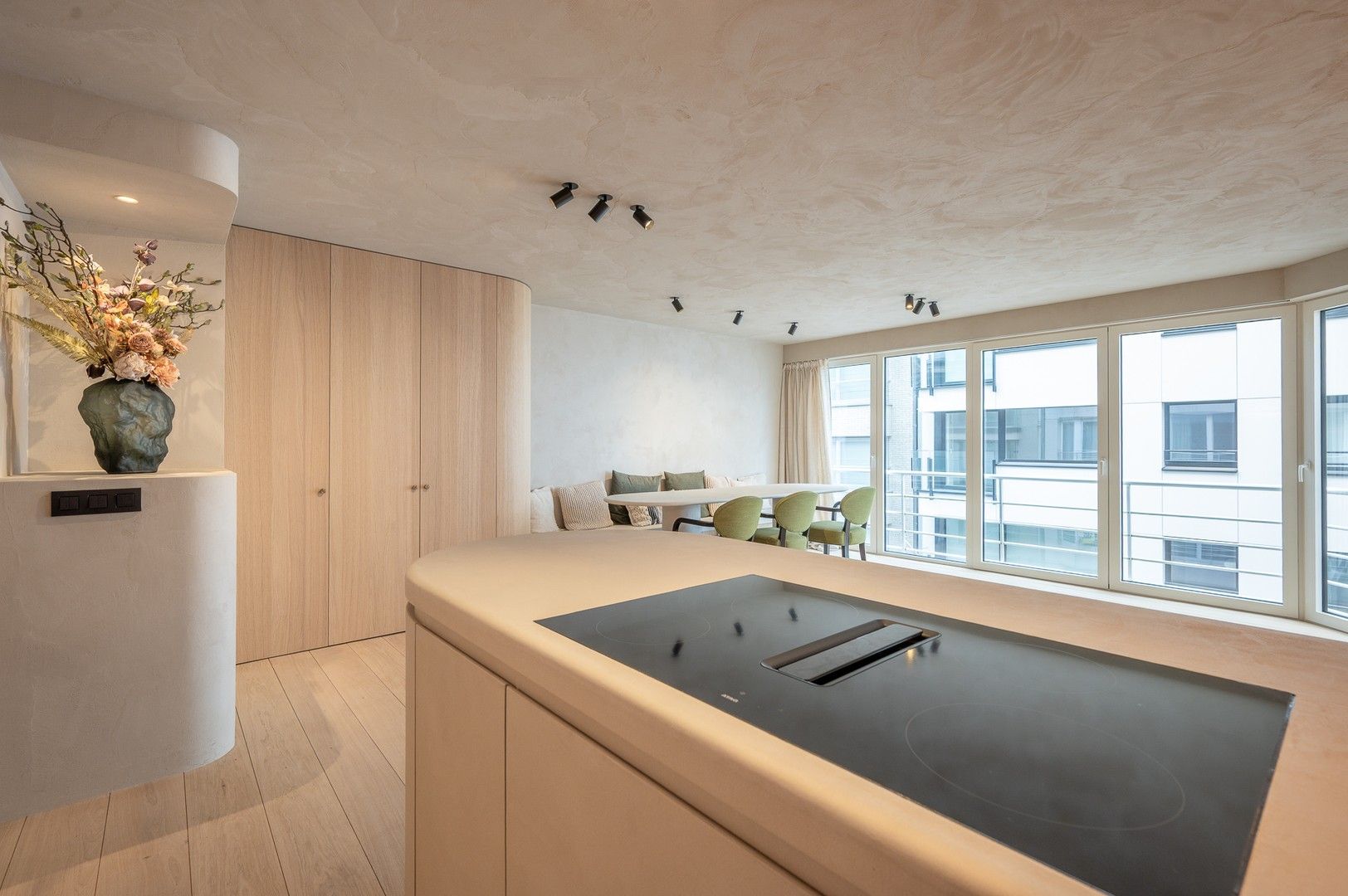 Gerenoveerd appartement met 3 slaapkamers, gelegen nabij de Zeedijk en het Driehoeksplein. foto 5