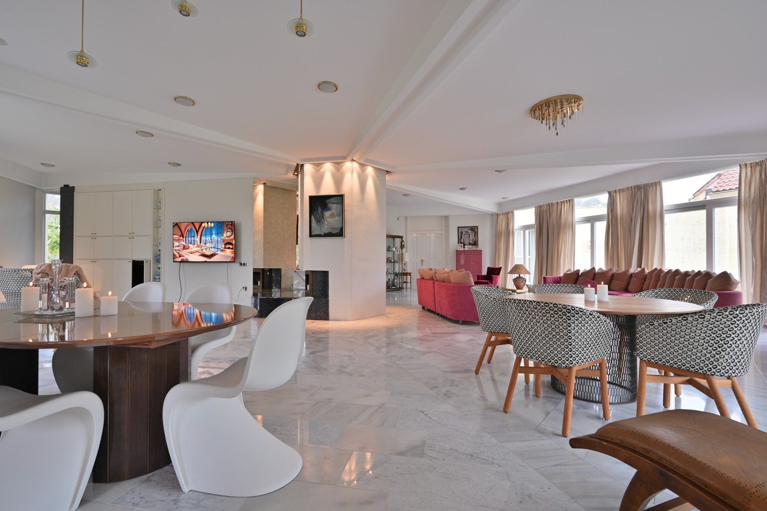 Villa met een uniek, eigentijds ontwerp, fraai gelegen op een perceel van 45a (4.500 m²) in een van de mooiste lanen van Lanaken in villawijk Goudkust te Neerharen foto 8