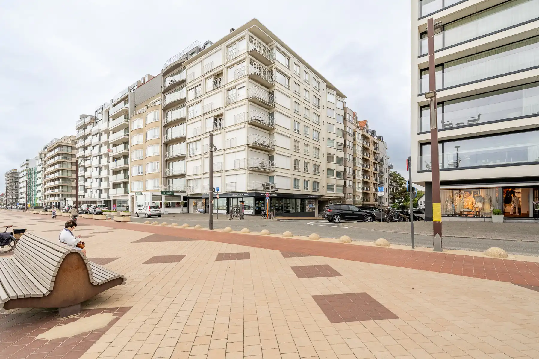 Instapklaar gemeubeld appartement met lateraal zeezicht in het Zoute foto 2