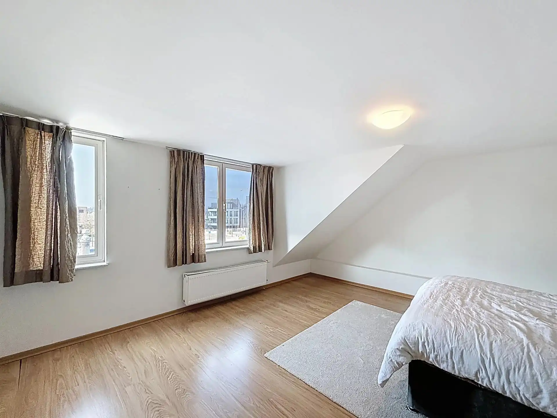 Handelspand met bovengelegen duplex-appartement in het centrum van Dessel. foto 16