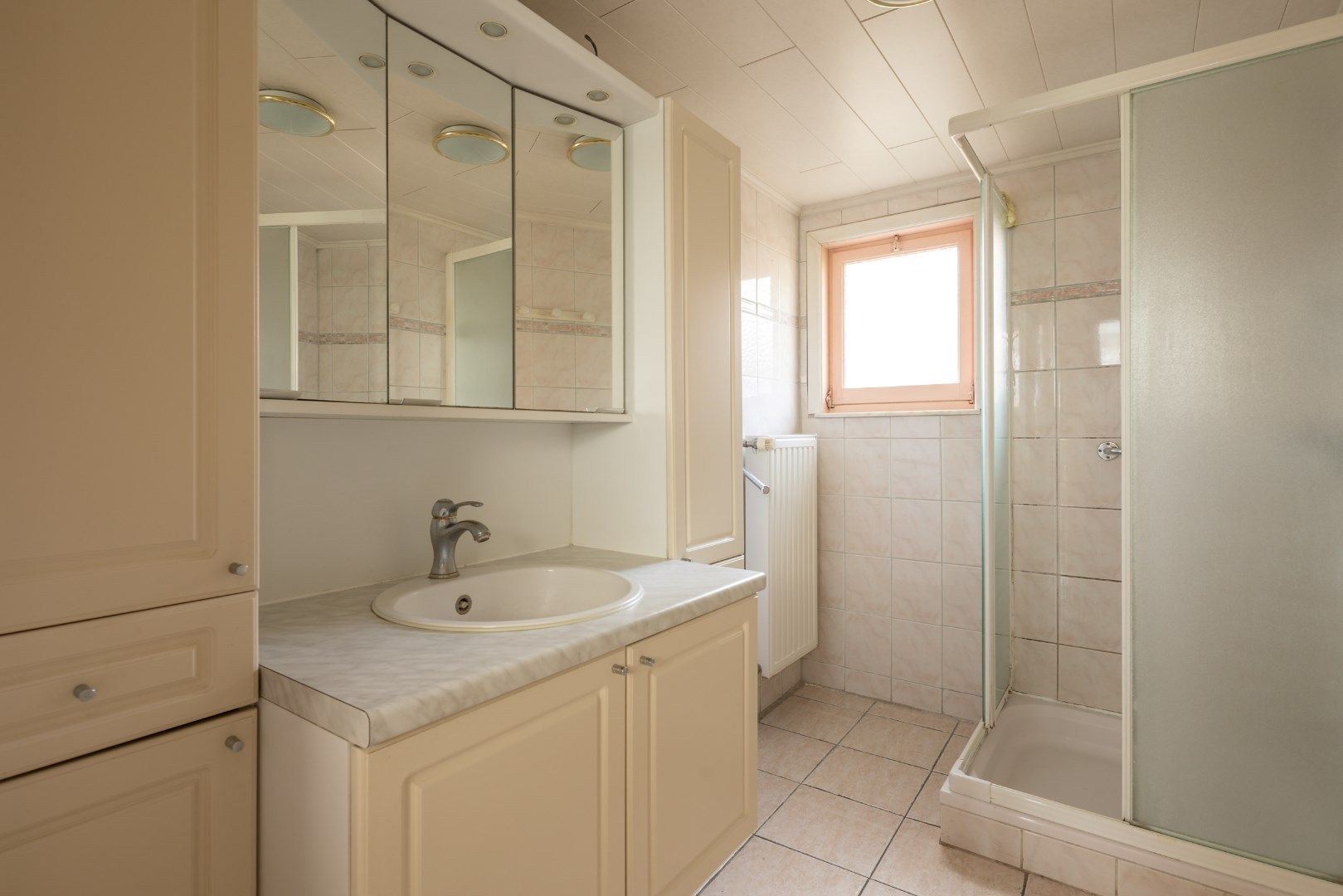 Deze ruime, te renoveren woning wordt verkocht. foto 13
