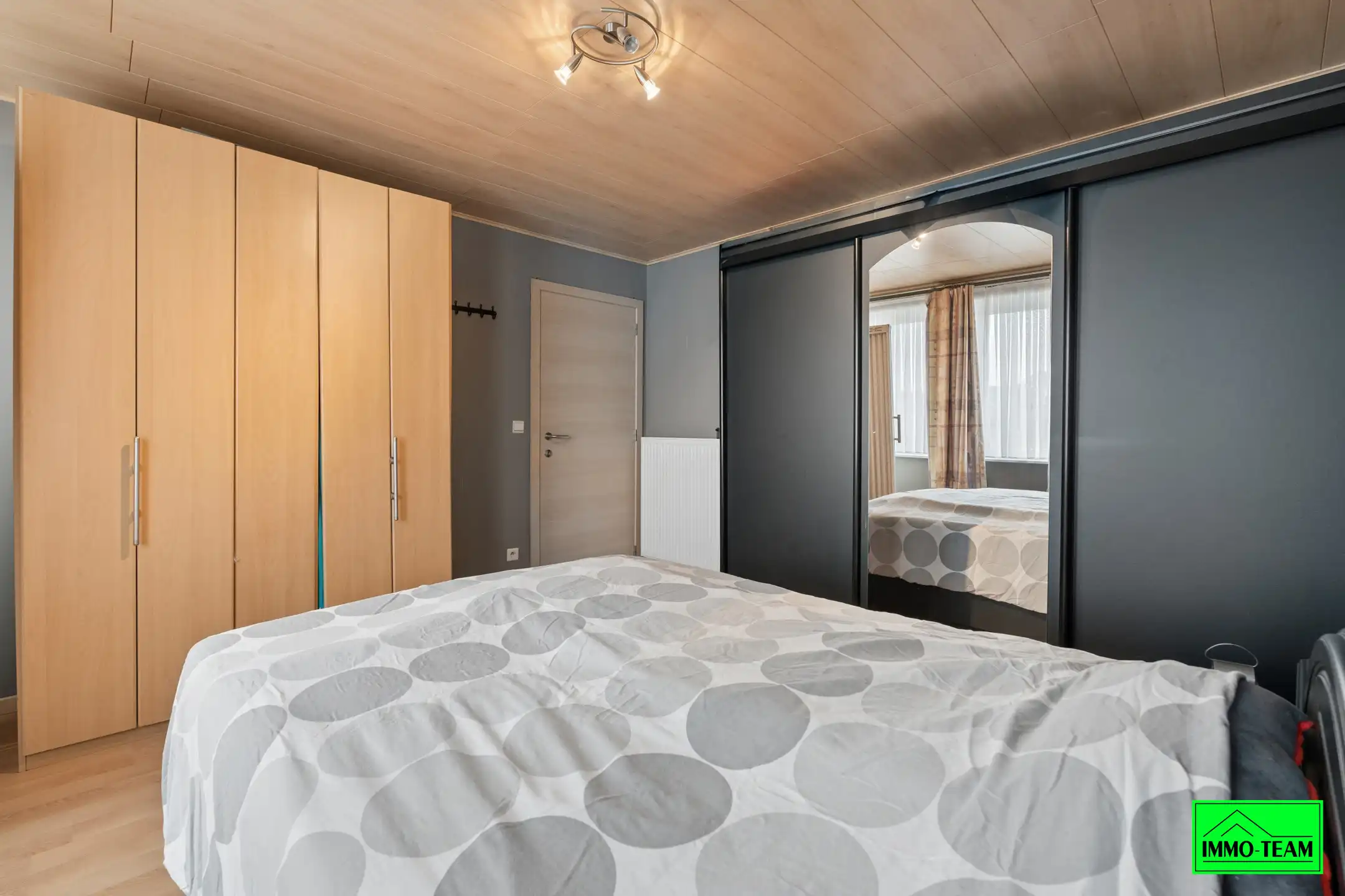  Volledig gerenoveerde en instapklare 2-gevelwoning  foto 18