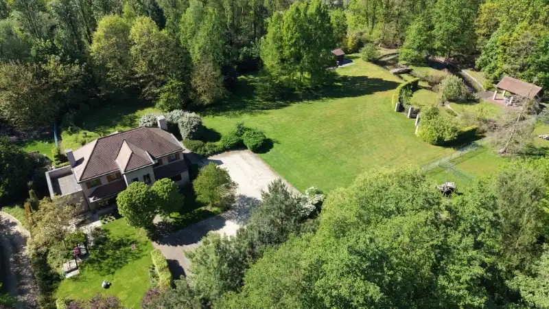 Ruime villa van 336m² op 1 hectare 45 are met vijver foto 39